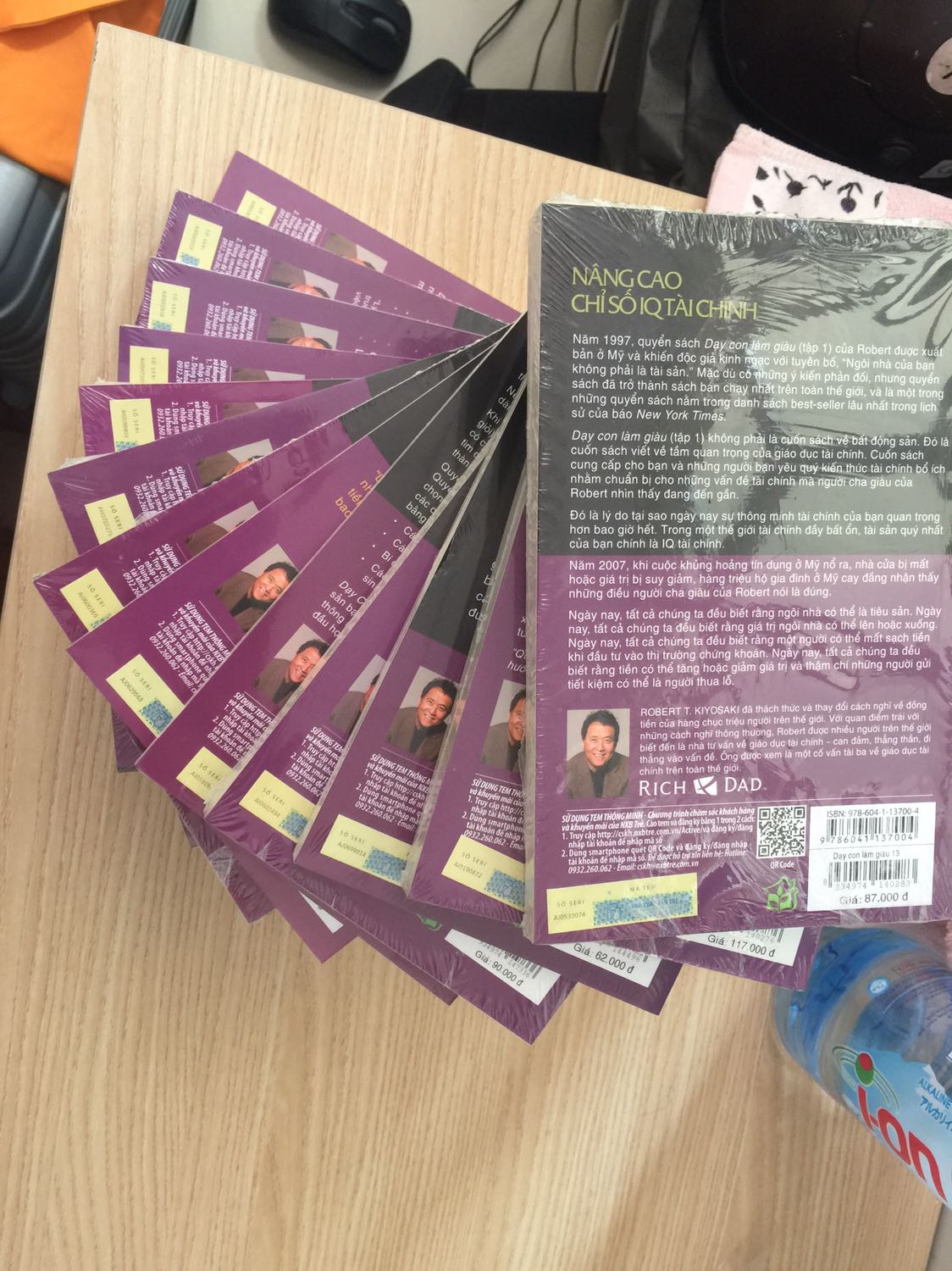 Về hìn thức: đọc một số bình luận của các bạn chê sách k tốt, hư hỏng hoặc không có tem cào khiến mình khá đắng đo trong việt mua trọn bộ. Nhưng cuối cùng mình cũng tin tiki sẽ dựa vào bình luận của các bạn mà cải thiện ngày một tốt hơn và hình trên là sách mình vừa nhận được" bao bì cẩn thận, sách mới như nhau không chấp vá, tem cào đầy đủ". Bản thân mình mua sách trên tiki hơn 4 năm nay rồi và chưa bao h mình cảm thấy k hài lòng về mặt hình thức cả, nếu các bạn thiếu may mắn gặp phải những lỗi nhỏ thì cũng là những lỗi bên tiki chẳng mong muốn xảy ra đâu, đừng giận quá nhé! 
Còn về nội dung:mình mới đọc được1/2 quyển đầu tiên thì quyết định mua hẳn một bộ luôn, mình tin đây là bộ sách hay vì quyển đầu đã cho mình những thông tin đúng đắn và thay đổi cách nghĩ của mình về tiền cũng như tư duy đúng và sai của phần lớn những con người trong xã hội về phương thức kiếm tiền cũng như tiêu tiền, bên cạnh đó là nhưng biện pháp khá cụ thể để thay đổi tư duy của bản thân và hướng mình đến giá trị cốt lỗi mà quyển sách muốn đem lại đó là tư duy của người giàu có.  Những quyển sau mình chưa đọc nên k nhận xét được, chúc các bạn tìm được những điều mình cần trong bộ sách này.