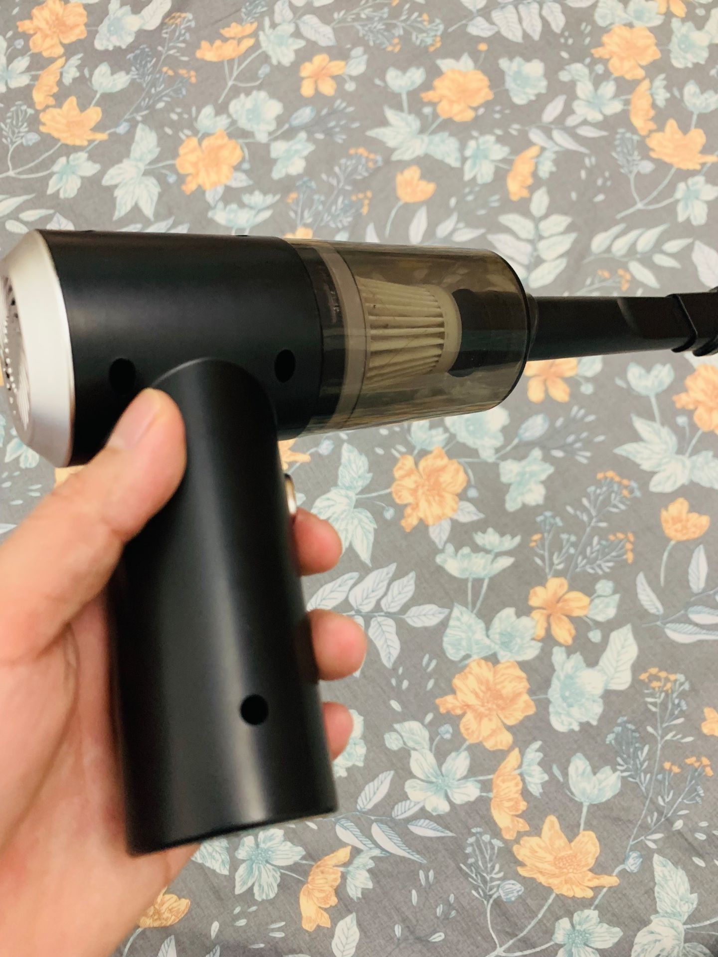 Máy dùng thích và tiện. Lực hút ok, cầm vừa tay. Luồn lách ngõ ngách khá ổn. Đặc biệt hút bụi các thiết bị điện tử, máy tính và oto ổn. Dùng thời gian chạy ổn định. Thanks shop.