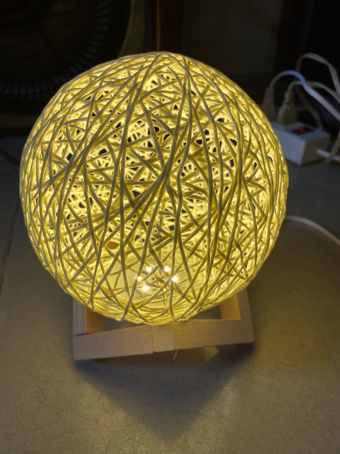 đèn đẹp lung linh như hình nhen
đèn nhỏ gọn cỡ quả bowling.