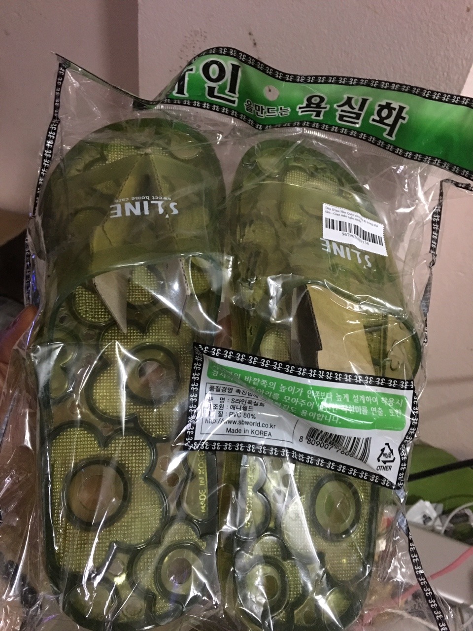 Dép dày dặn, mềm, màu sắc đẹp, giá rẻ so với chất lượng như vậy. Mình nghĩ dép này đi sẽ rất bền, không như các đôi dép nhựa trước mình đã mua, rẻ hơn mà nhanh vứt bỏ lắm. Tiki giao hàng siêu nhanh mặc dù mình ko đăng ký gói Tiki now.
Nói chung là cực kỳ hài lòng :)