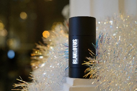 Lọ sáp đẹp gọn tay dễ mang theo khi đi du lịch nha. Vừa đi Ấn Độ bên này người ta dùng hương đậm mùi gắt luôn, ngửi qua mùi sáp của mình mang theo hương thơm ấm ấm rất lạ và khá dịu rất sang, khá hợp gu. Nói chung 10đ cho đợt du lịch vừa rồi mang theo quá tiện lợi. Tặng shop bức ảnh và cảm ơn bạn cskh quá nhiệt tình dễ thương hỗ trợ mình nhận đơn hàng gấp để kịp chuyến bay vừa rồi. Màu sáp đẹp nha mở ra đặt trong phòng ks cái sang xịn luôn.