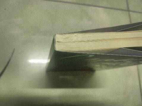 Sách mới nhưng bị móp góc, dán gáy bị lỗi một lỗ - tép giữa ko chắc chắn