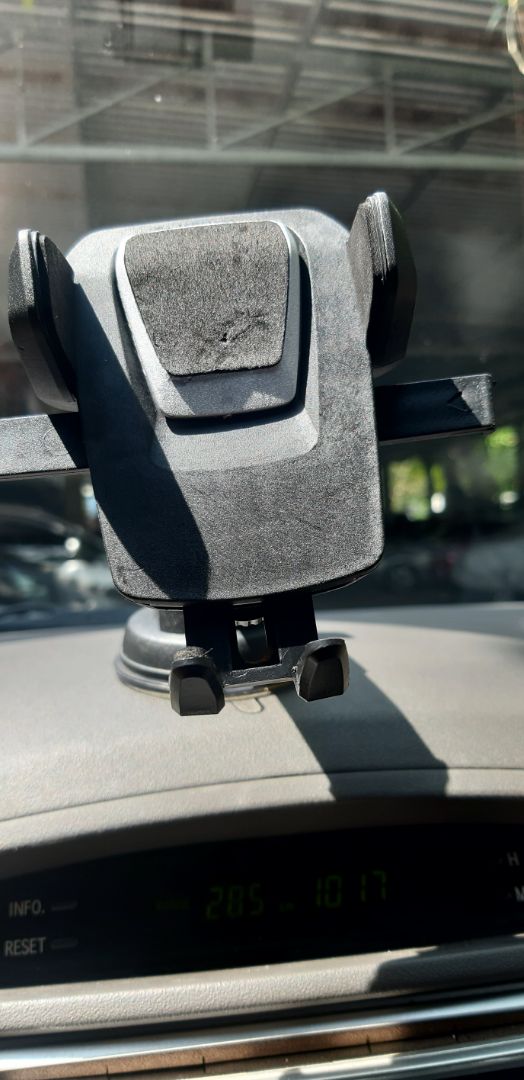 gắn điện thoại vào khi chạy xe rung rất dễ rớt điện thoại ra ngoài, xém xíu hư luôn cái điện thoại