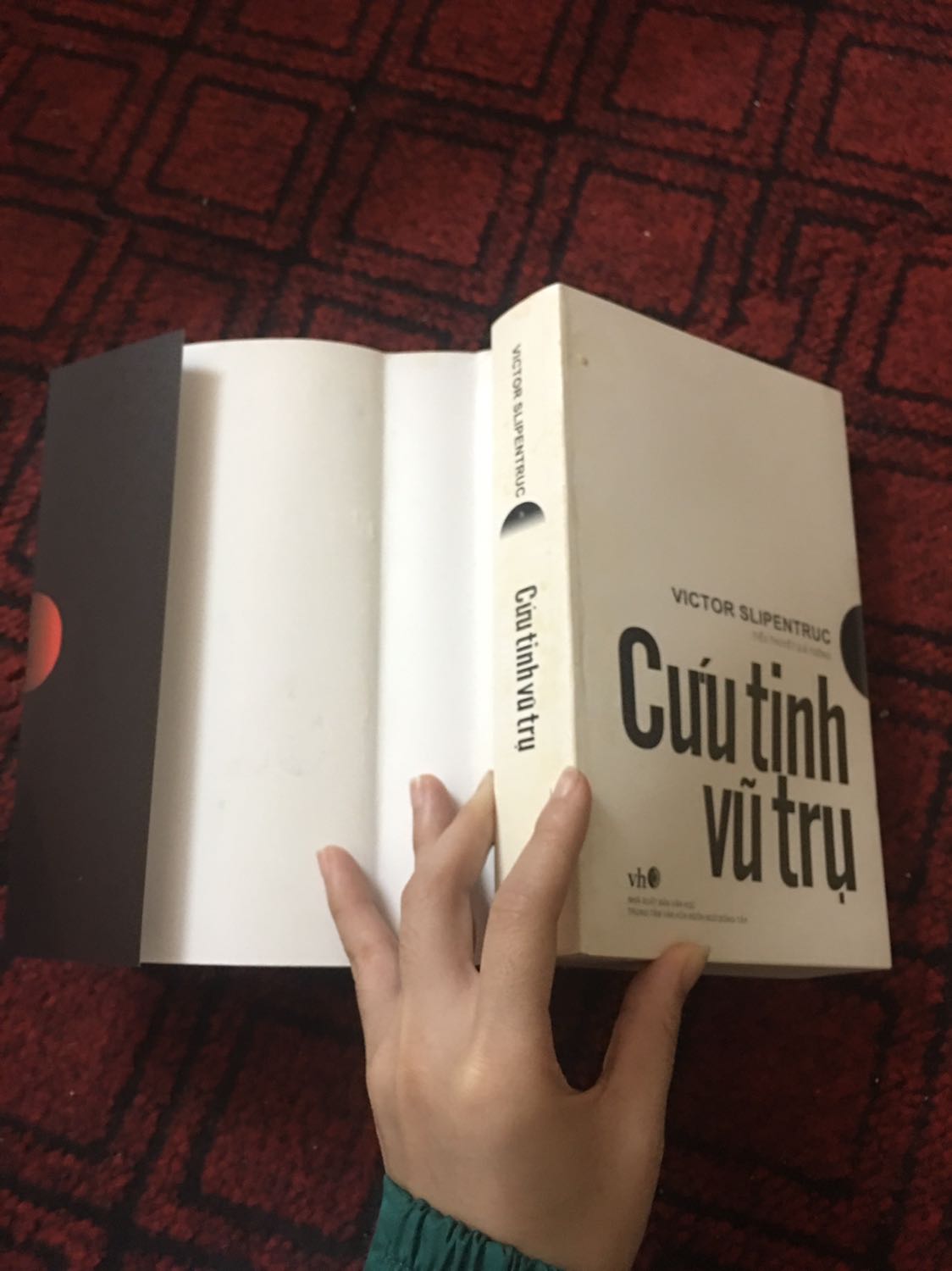 Sách nhìn chung khá là mới, nhưng mà mình không hiểu vì sao bìa áo lại phải dính vô như vậy :v tò mò bóc thử nhưng nó xấu quá :(((( nội dung thì mình chưa bàn tới vì chưa đọc :v mua vì sale rất sâu luôn! Sách nhìn chung khá là mới, nhưng mà mình không hiểu vì sao bìa áo lại phải dính vô như vậy :v tò mò bóc thử nhưng nó xấu quá :(((( nội dung thì mình chưa bàn tới vì chưa đọc :v mua vì sale rất sâu luôn!