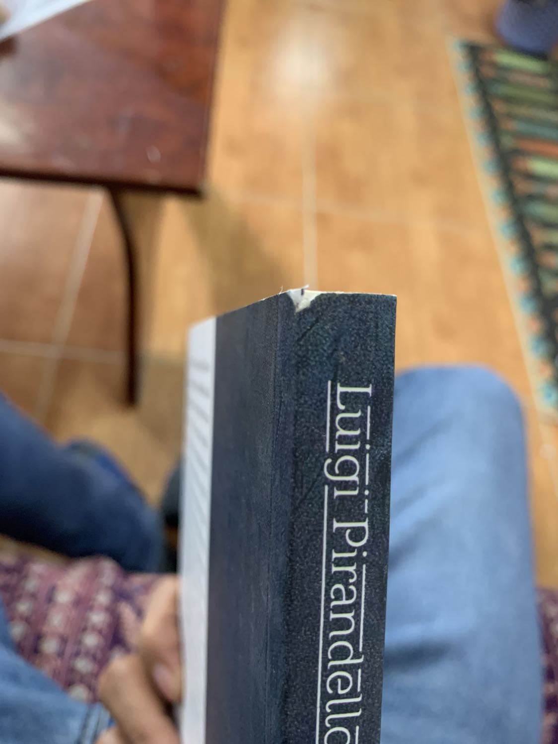 Giao hàng nhanh. Mỗi tội gáy sách bị rách nhẹ như hình.