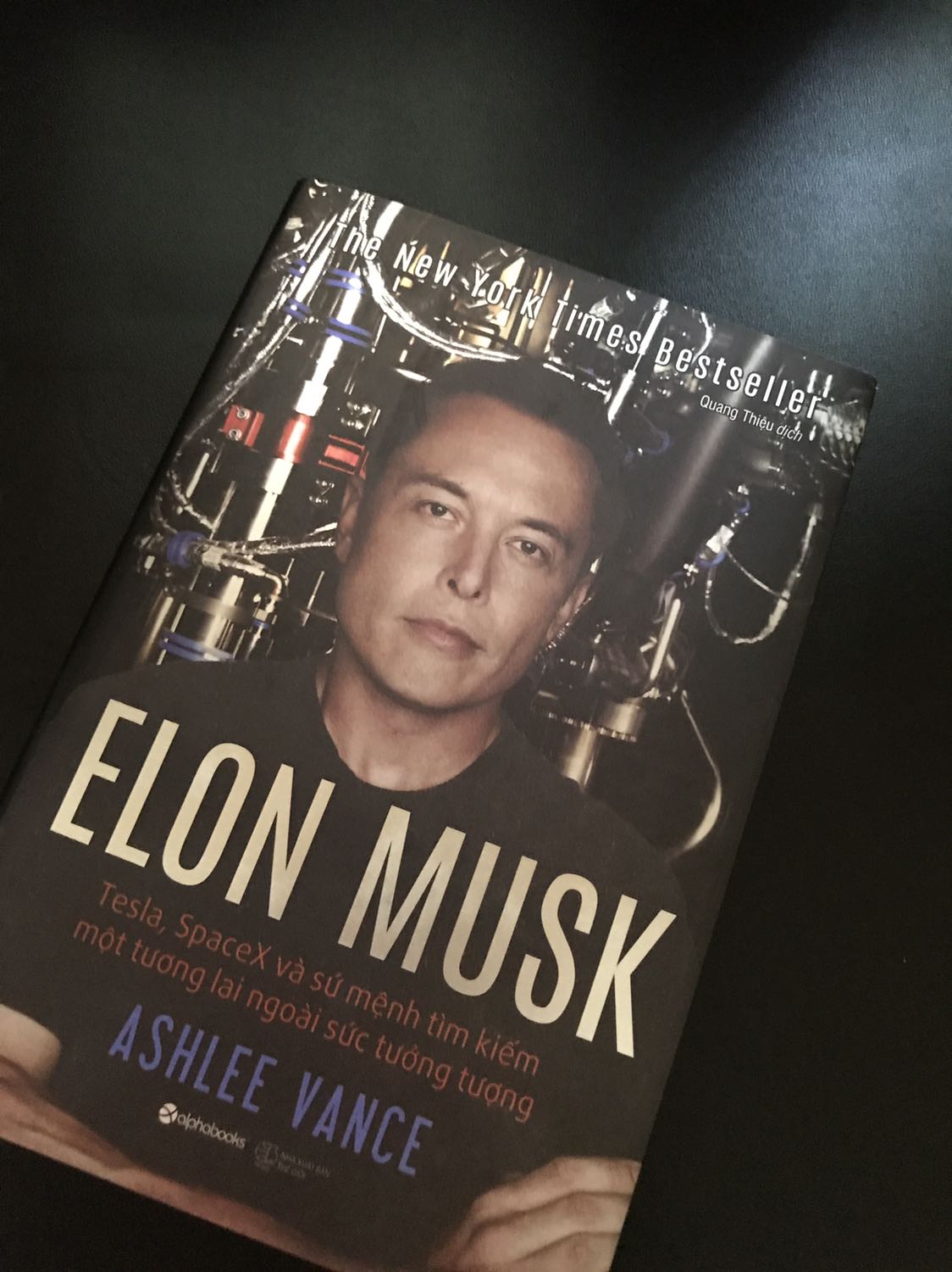 Không biết Tiki nhận được bao nhiêu đánh giá kém về việc đóng gói hàng và kiểm tra sản phẩm trước khi giao rồi nhờ? Hay đầu óc các bạn có vấn đề?
Phản hồi xong lại lôi cái câu ghi sẵn ra để trả lời khác hàng ? Làm người chứ không phải là robot nên đừng có nghĩ là cứ trả lời cho có cho xong việc là được. ĐỪNG CÓ THIẾU Ý THỨC, VÔ TRÁCH NHIỆM, ẨU TẢ TRONG KHÂU ĐÓNG GÓI NỮA! Hông lẽ giờ chửi thề trời, đây là tình trạng sách sau khi lấy ra mình và đã lau chùi vệ sinh, chứ trước đó nó còn bẩn còn dơ còn móp méo góc hơn rất nhiều. Tính không ghi phản hồi nhưng mà Tiki các bạn TỆ quá TỆ! Ai đứng đầu cái khâu đóng gói hàng với kiểm tra chất lượng sản phẩm đâu? Bước ra đây mà nói chuyện dùm đi, chứ cứ để mấy bạn nhân viên hỗ trợ ghi tới ghi lui mấy câu như cái máy thế kia ??? KHÔNG THẤY NHỤC À?