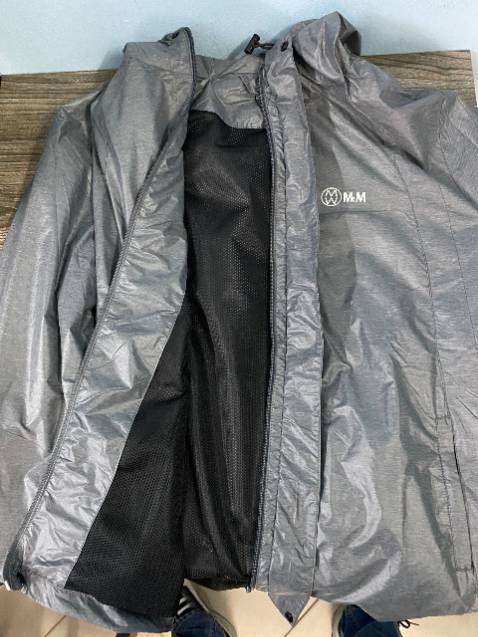Áo khoác gió nhẹ, mặc rất thoải mái, tem mác đầy đủ, hàng việt nam sản xuất, chất lượng ổn, áo 2 lớp siêu nhẹ, cản gió , giữ nhiệt tốt. 15 17 độ C vẫn ấm.