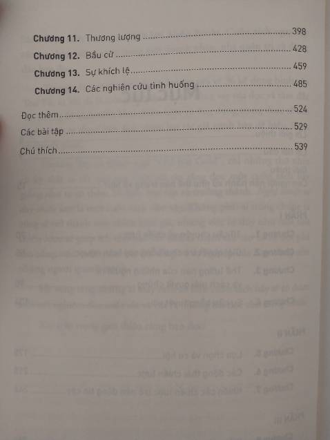 Về mặt dịch vụ thì Tiki đã làm rất tốt khi đã giao hàng đúng hẹn với một quyển sách cực hot được đề xuất bởi Chủ tịch Hoàng Nam Tiến cho các bạn sinh viên. 
  Về nội dung, mặc dù bìa sách ghi là ứng dụng và được khen tặng là dễ đọc tuy nhiên lượng lập luận của hai tác giả ( Giáo sư ĐH ) là cực nhiều kèm với bảng chia trường hợp cùng các câu hỏi thảo luận xuyên suốt các chương. Sách nêu ra các tình huống thực tế diễn ra trong cuộc sống mà ta có thể ứng dụng lý thuyết trò chơi nhằm ra quyết định hay hành động một cách khôn ngoan hơn.  
  Những chương đầu hơi khó đọc chút nhưng các bạn cứ đọc lướt qua một lượt rồi đọc kỹ từng chương nhé. Mình nghĩ sẽ mất nhiều tháng để hoàn thành xong cuốn sách này.
  Chúc các bạn đọc sách vui vẻ !!!