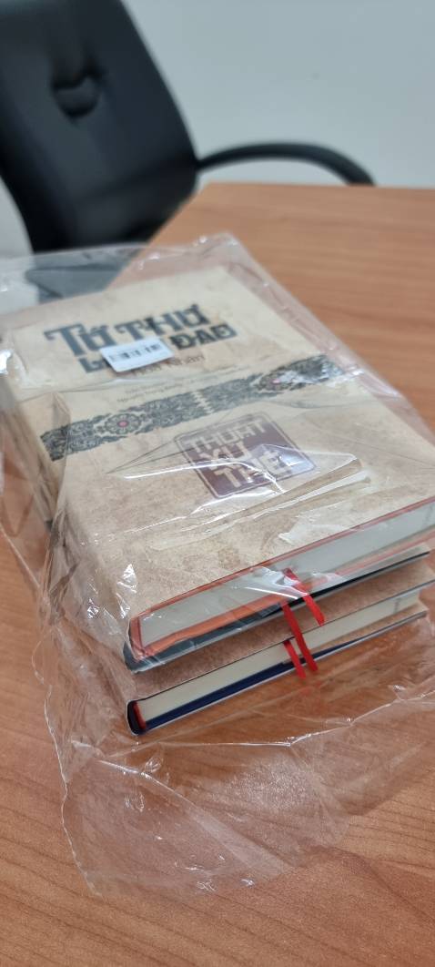 Sách chính hãng, có tem chống hàng giả, chất lượng in tốt