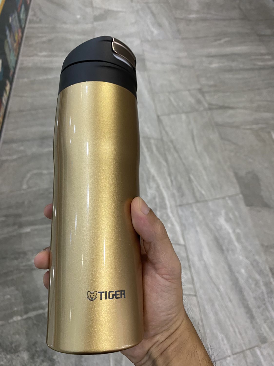 Tiki giao hàng nhanh, đóng gói cẩn thận. Thiết kế đẹp. Nút mở có vẻ hơi khó mở nắp. Cơ bản giữ lạnh tốt, hiện tại vẫn ko thấy vấn đề gì.