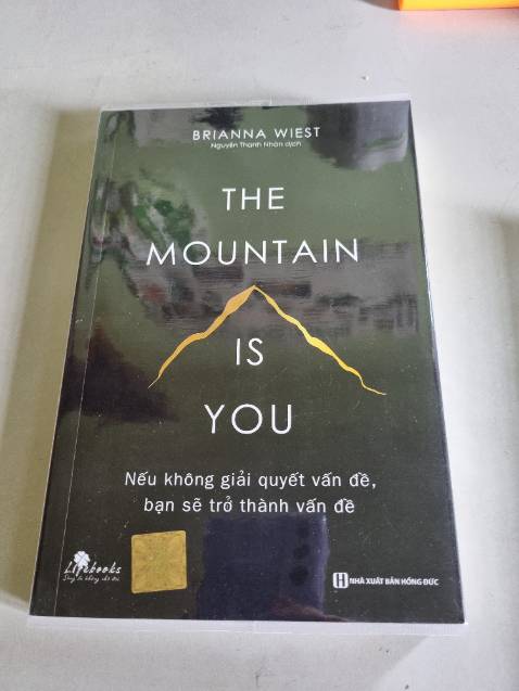 Vừa mới nhận sách nên chưa đánh giá dc nội dung. Sách vừa gọn, dễ bỏ túi mang theo đọc. Có bookcare nữa best luôn.
Chỉ là mình hơi thất vọng trong khâu vận chuyển. Vỏ hộp méo mó nhăm nhít ở 2 góc, nhìn ngoài còn thấy lo lắng cho số phận mấy quyển sách của mình. May mà vẫn okela.