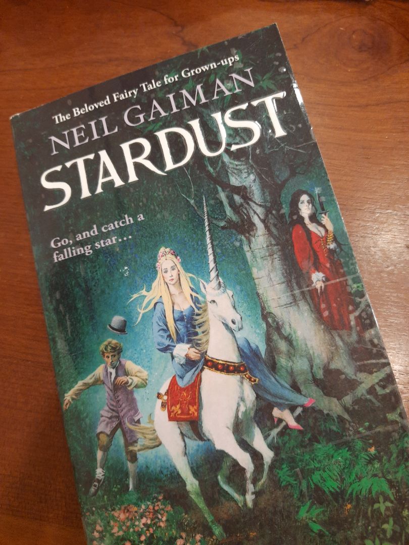 Bản thân rất hâm mộ tác giả Neil Gaiman, bản Tiếng Việt chưa đủ nên đã đặt thêm quyển này. Đặt hàng hôm T7(29/8) và đến T5(3/9) mới nhận được. 
Tiki đóng gói sách kỹ, có một lớp xốp mỏng bọc ở trong. Sách còn mới và không bị quăn hay bẩn. 
Khá hài lòng mặc dù đợi hơi lâu (mình dán thêm băng dính ở phần bìa sách cho chắc chắn nên có phần bóng hơn ở ảnh)