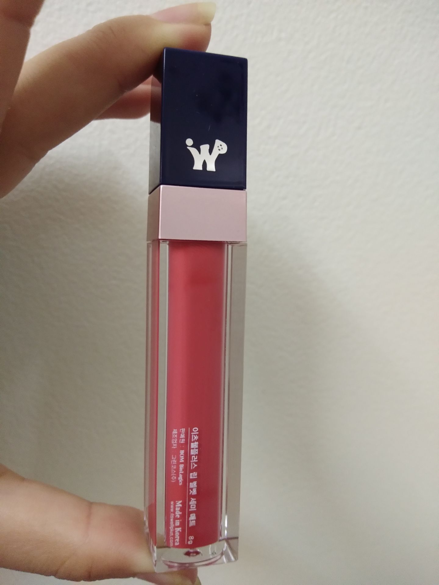 5* cho dịch vụ giao nhanh của tiki, đặt hàng lúc 12h hơn, 13h37 nhân viên gọi bảo đang đứng trước nhà.  Trời sg bây giờ thì nắng lắm cơ mà nhân viên vẫn nhiệt tình.
5* cho sản phẩm, bóc vỏ ra là đã thấy đẹp rồi, mình check mã vạch thì đúng là hàng chính hãng, son lên màu đẹp, thiên hồng nhiều hơn, khi ăn có bị trôi một ít. Phần đầu hơi nhỏ, khi lấy son ra thì tiện mà cho son vô trở lại dễ bị lem. 
Nói chung là rất ưng ý.