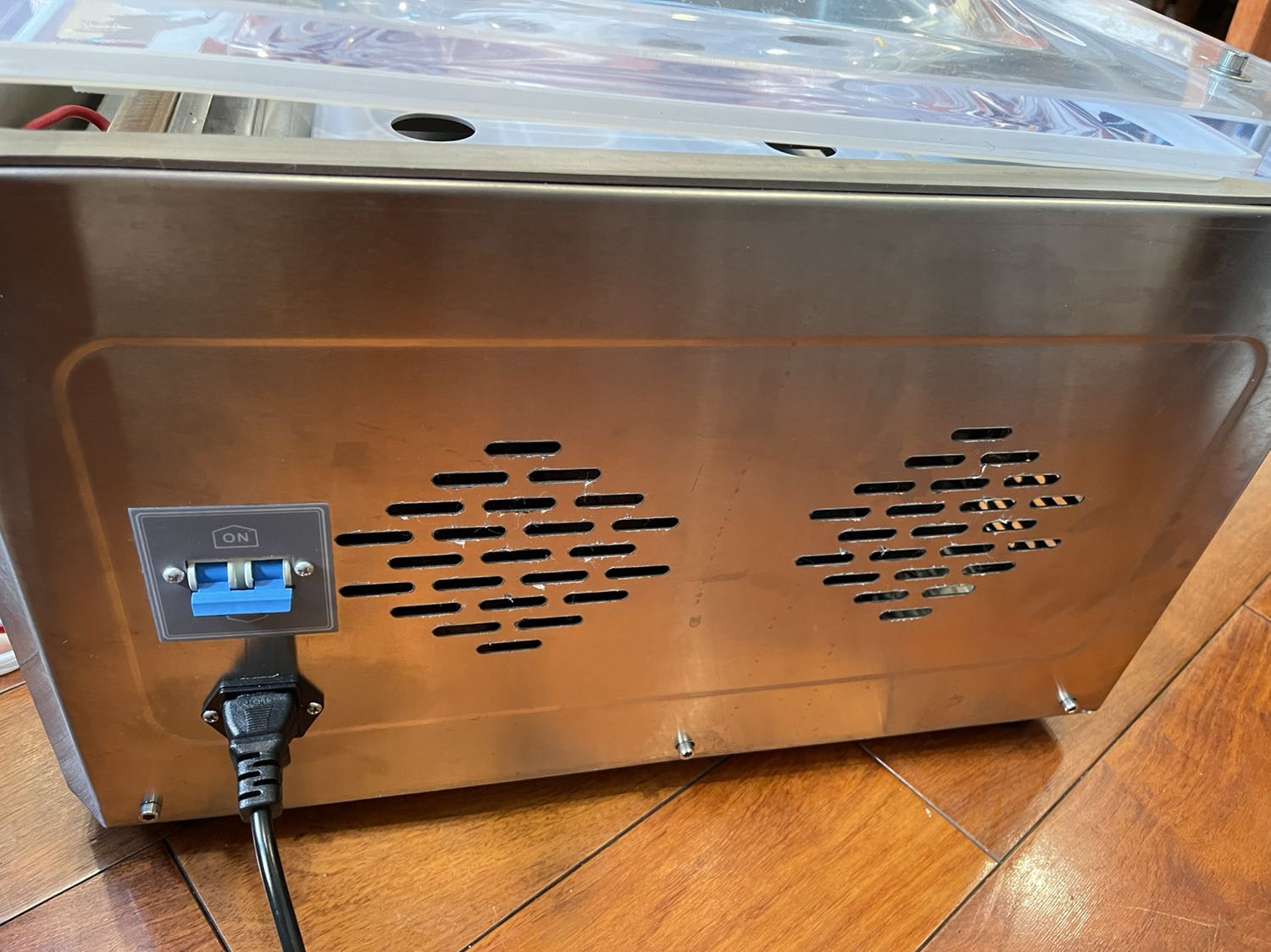 Không có hướng dẫn bằng tiếng việt. Tôi chưa biết sử dụng, nhất là việc tháo dỡ để đổ dầu vào máy. 
Tôi cần sự trợ giúp cyar các bạn bên kỹ thuật.