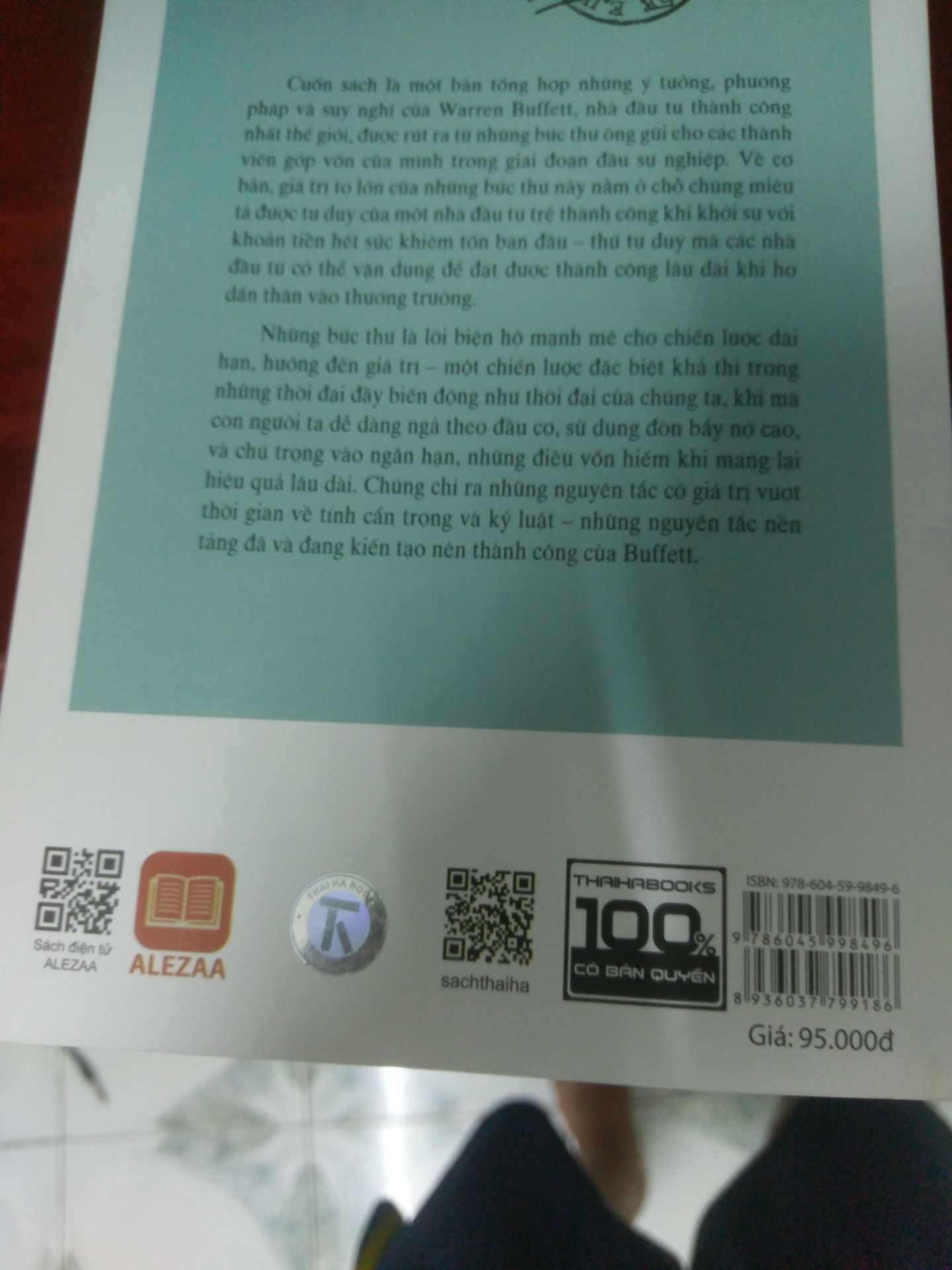 Nội dung chưa đọc nên chưa đánh giá được. Tuy nhiên bức xúc khi cầm cuốn sách dày như vậy mà nhẹ một cách bất thường so với các cuốn sách khác cùng độ dày, giấy in mỏng, thô ráp chỉ hơn giấy báo một chút. Cảm giác như cầm sách lậu vậy. Đơn vị phát hành sách Thái Hà cắt giảm chất lượng sách để cạnh tranh giá như vậy thì không dám ủng hộ nhà phát hành này nữa. Đã mua mấy cuốn từ Thái Hà nhưng lần đầu tiên thấy tình trạng này