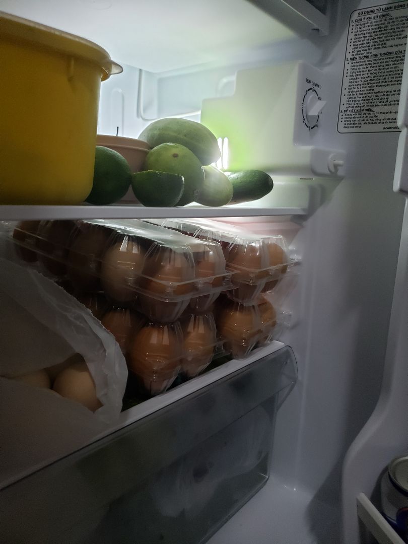 Tủ lạnh nhỏ gọn, không chiếm quá nhiều diện tích căn phòng, nhu cầu cho 1-2 người dùng là khá ổn, tủ hoạt động êm, làm đá được nhưng mất nhiều thời gian(mình để nc trong ly thủy tinh, mức lạnh ở mức độ 3 sau hơn 48h là thành đá) nên ai có nhu cầu làm đá nhiều thì nên cân nhắc. Tiki giao hàng nhanh, nhân viên giao hàng nhiệt tình.