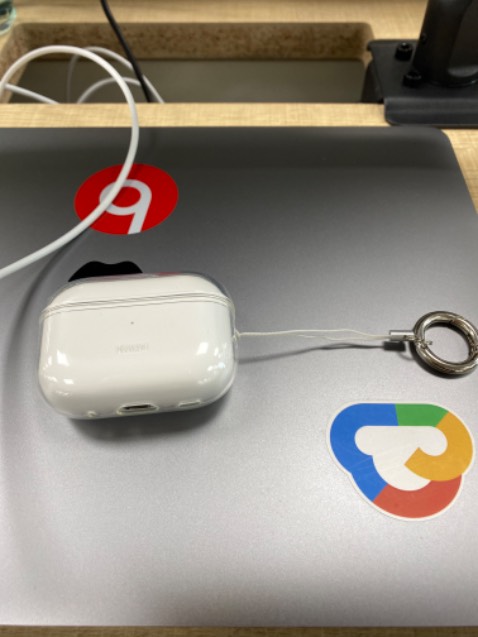 Nói chung ổn áp nha. Chỉ không biết có mau bị ngả màu hay ố màu ko thôi? Chứ trước mình dùng case chất liệu kiểu này rồi, mới thì trong suốt, đẹp lắm. Xài mấy tháng thì ố, đục, xỉn, ngả vàng… đủ kiểu hết. Lúc đó nhìn thấy ghê, lại phải kiếm ốp mới đổi ^^.