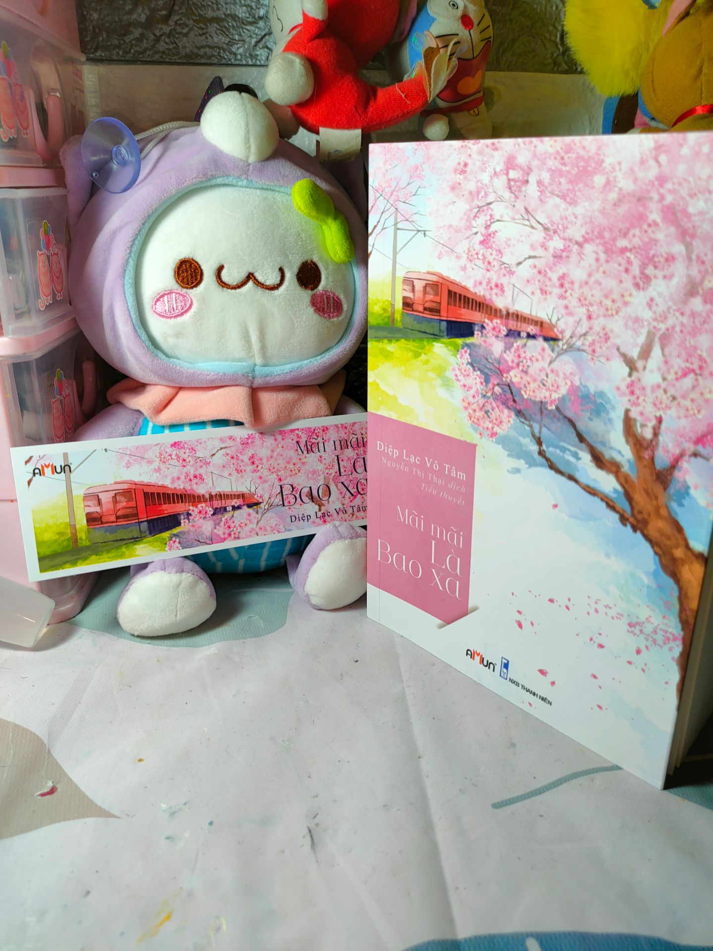 Sách nhìn xinh cực! 
_Cuốn này được bạn mik giới thiệu, lần đầu mua ngôn tình, không biết có j lạ hơn tiểu thuyết.
_Được tặng thêm postcard trong sách (xem hình). 
_Sách còn nguyên seal, nhìn chung thì ổn.
_Mik chưa đọc nên nội dung không rõ, mà đọc rồi thì cũng không spoil đâu.
_Nói chung thì rất okela ( Theo cá nhân mình )