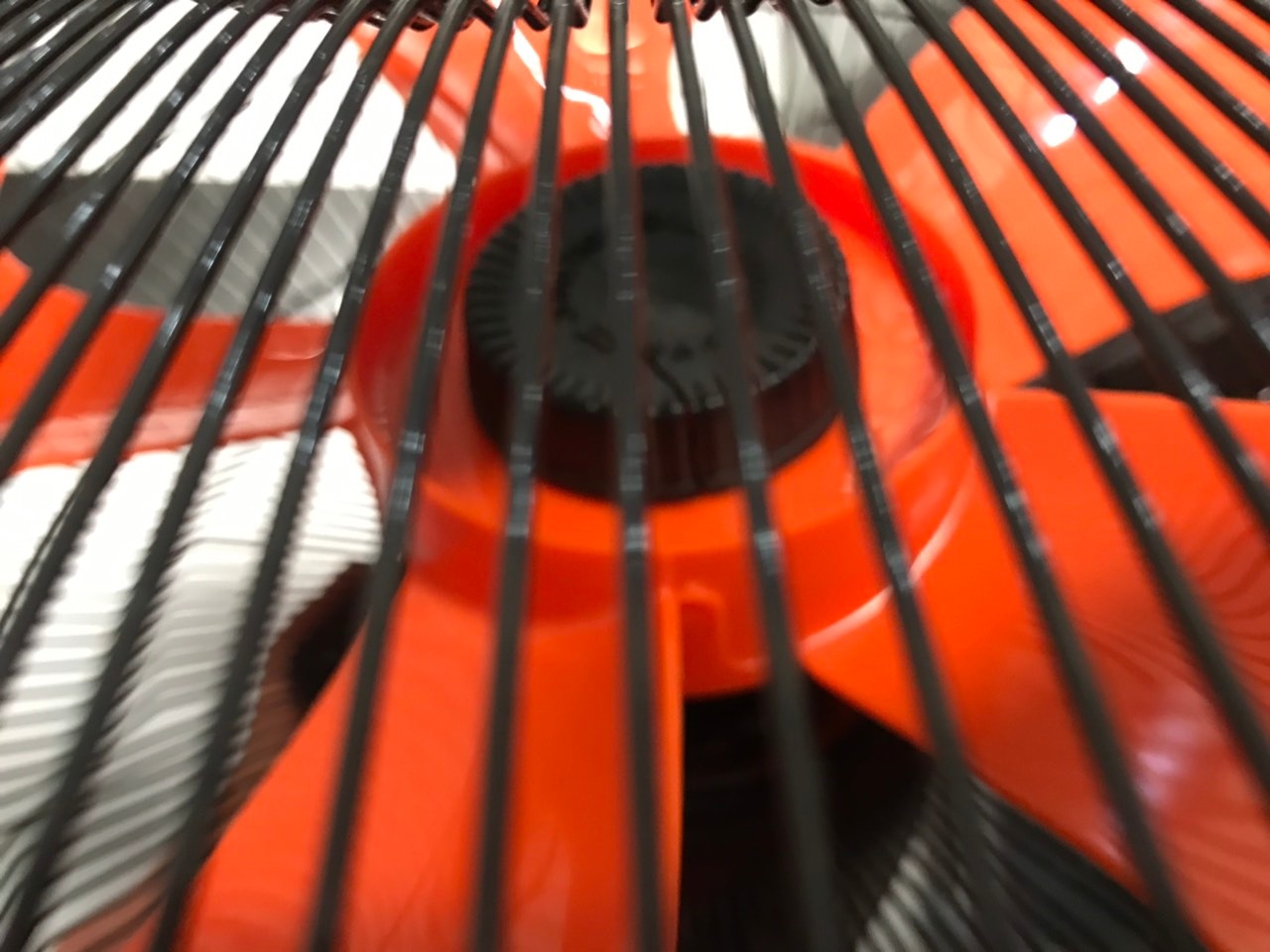 Không kiểm tra hàng khi giao hàng cho khách. Nút vặn ở giữa cánh quạt bị nứt.

Yêu cầu đổi hàng thì bảo sẽ xử lý trong vòng 1-2 ngày và phải đóng gói như ban đầu. Nếu k mở bung ra thì làm sao biết lỗi. Mua hàng sử dụng dịch vụ giao hàng nhanh vì cần gấp và không có thời gian đi mua bên ngoài nhưng cuối cùng xử lý sự cố thì lại mất thời gian quá lâu => Tự đi mua còn hơn.