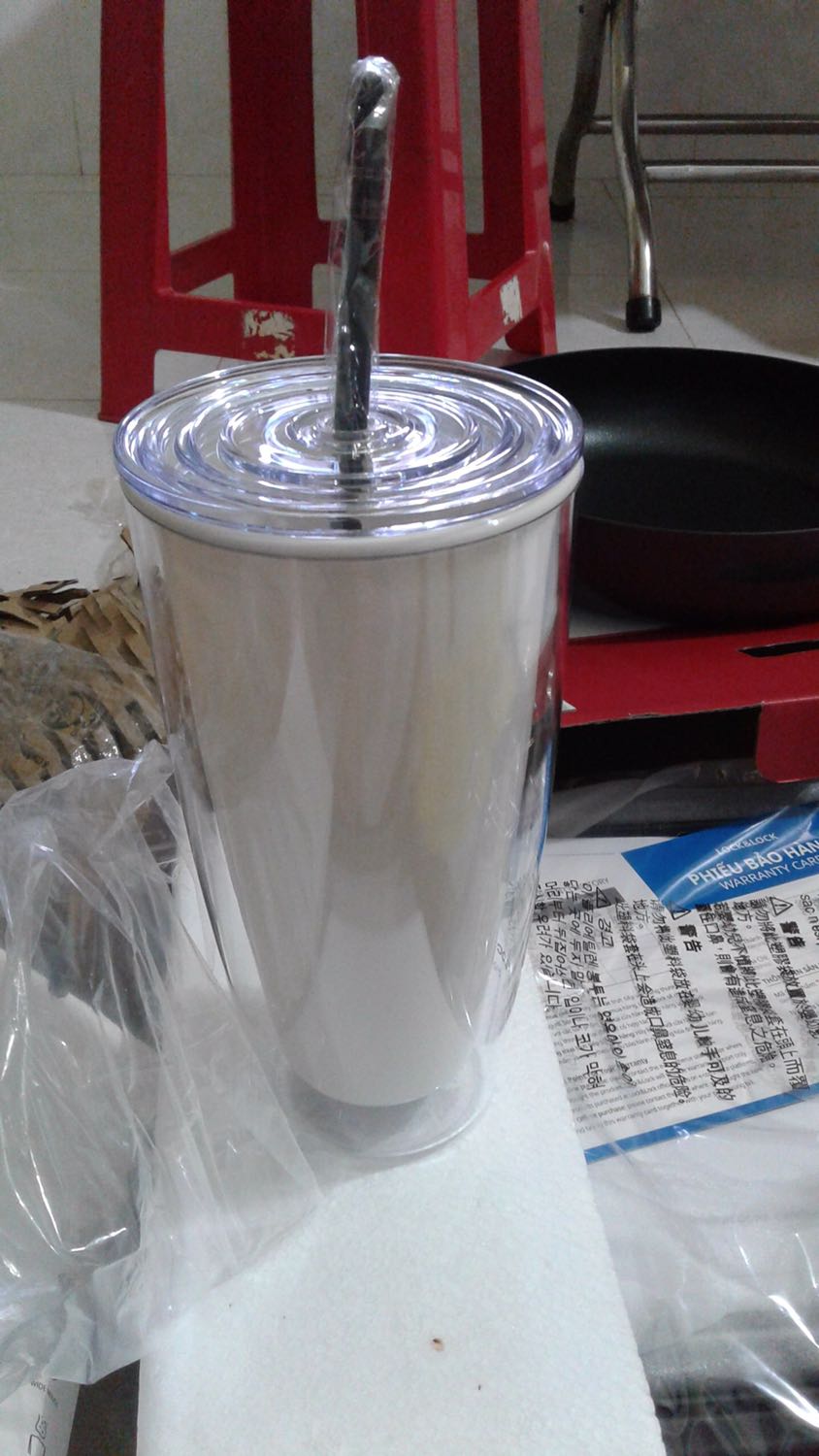 Mình mua cái này là cái thứ 2. Chất lượng ổn so với giá đã sale và áp rất nhiều loại mã giảm giá. Nhu cầu của mình là cần mua ly 2 lớp để uống nước đá không bị đọng nước ra bàn, xét về phương diện này thì tạm ổn (dù nước vẫn thấm một chút ra lớp ngoài cùng nhưng đối với mình thì vẫn chấp nhận được). Vì là ly nhựa nên các bạn đừng kì vọng là giữ nhiệt được nhé.