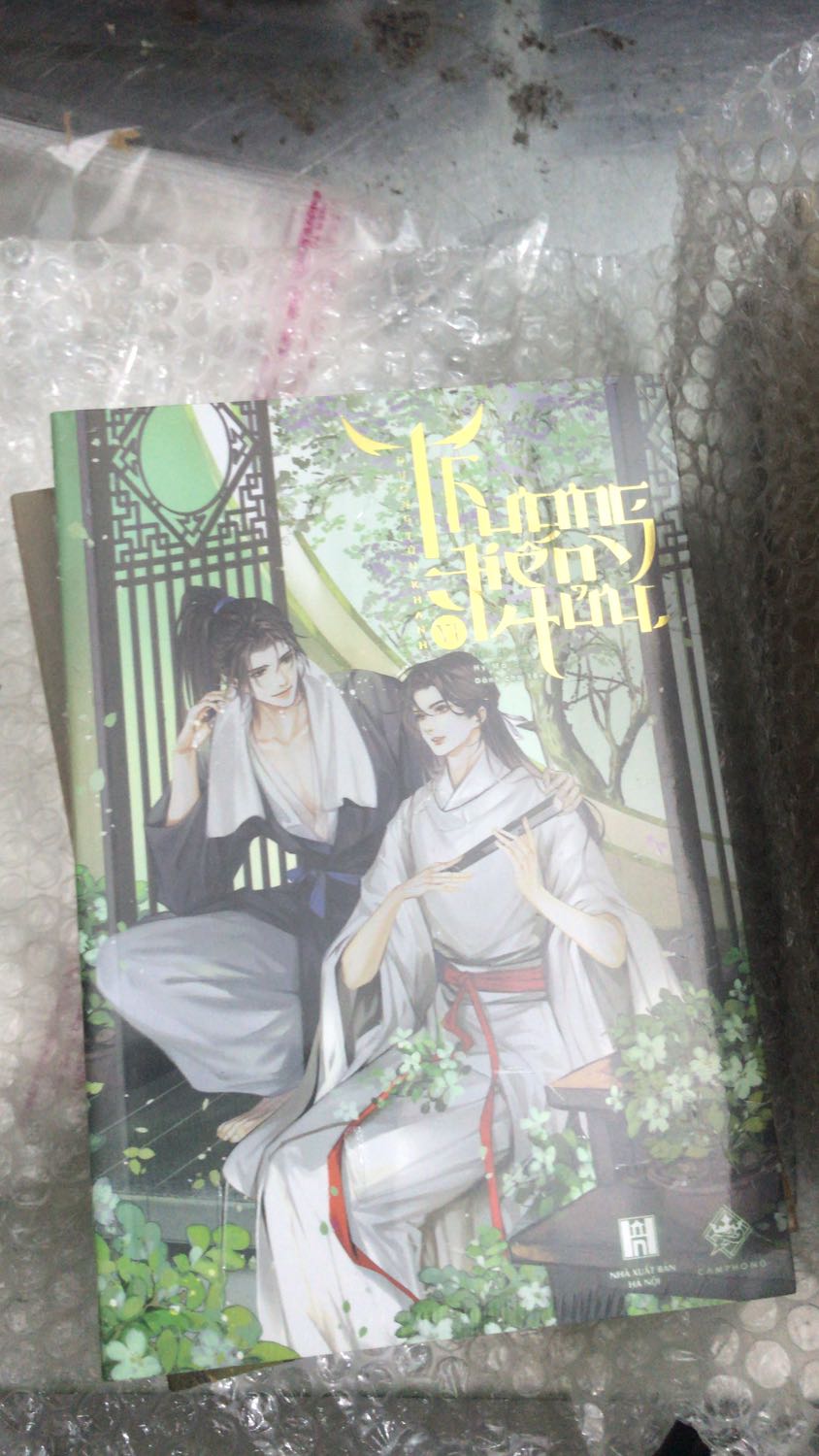 Bìa sách đẹp, giao hàng ổn và ko bị df