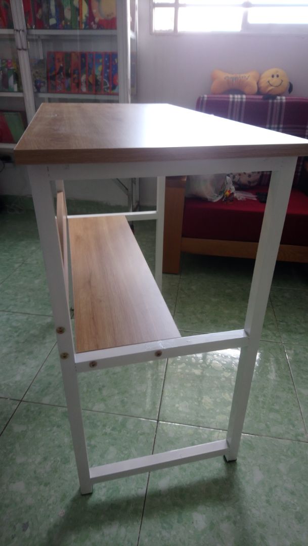 Sản phẩm đóng gói cẩn thận, được tặng tua vít và đủ ốc vít để ráp. Bạn nào muốn màu mình thích thì nên nhắn tin riêng cho shop để được chọn màu theo ý muốn, shop còn hỏi chắc chắn là chọn chân bàn màu gì để giao đúng nữa. Lắp ráp cũng ko khó, bàn khá đẹp, cũng nhẵn nhụi, với 300k thì chất lượng vậy ok. Tuy nhiên bàn của mình hơi bập bênh ko đứng yên lắm, mình ko chắc là do lúc ráp như thế nào, ko biết có ai bị tình trạng giống mình ko.
Cám ơn shop và Tiki nhé. ?