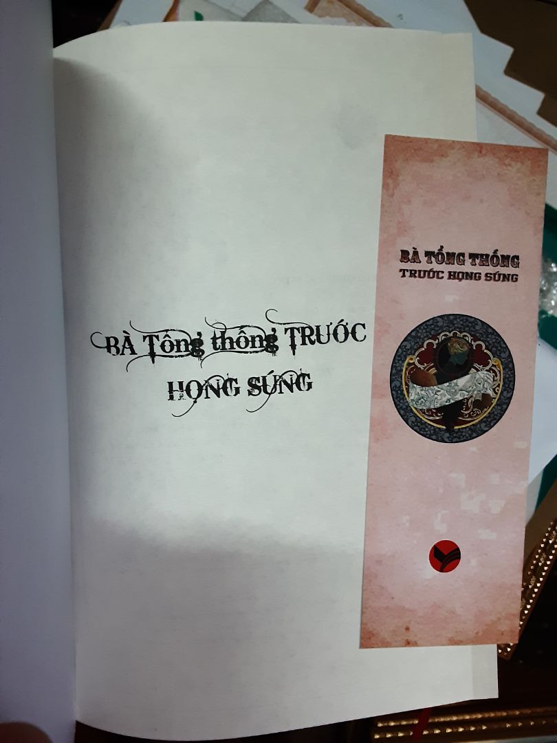 Phần ba này xoay quanh đặc vụ nhiều hơn, chính trị cũng nhiều nữa, Florentyna thì ít. Lần đọc này mình thấy k thích cuốn này lắm, dừng lại ở tập 2 - Đứa con gái hoang đàng - là được rồi. Sách có vài ba lỗi chính tả, dịch không hay và cuốn bằng 2 tập trước, nhiều chỗ dịch là "anh ấy" hoặc "ông ấy" mà mình thấy bỏ từ "ấy" đi thì sẽ hay hơn. Nếu bạn tò mò hay vì thích 2 tập trước mà muốn đọc tiếp như mình thì cứ mua nhé, đọc cũng được, cũng thêm chút kiến thức dù mình chưa check xem có đúng k, nhưng chắc đúng :v với lại có thể bạn sẽ thích. Nhưng thực sự mình thấy k thỏa mãn với tập này lắm, nếu biết trước thì mình nghĩ mình sẽ k mua.