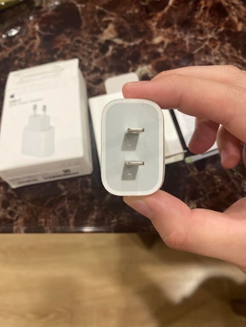 Mình đã rất tin tưởng tiki trading , và đã đặt rất nhiều đơn hàng ở apple flagship store bên *** 
Nhưng lần này mình có đặt củ sạc 20W bên tiki vì có mã giảm giá rẻ 
Và không ngờ củ sạc trong hộp là 1 củ sạc đểu không có 1 thông tin gì ( đến củ sạc fake 1-1 nó còn có in thô ng tin trên củ sạc 
Mình vẫn rất tin tưởng tiki trading nhưng lần này có thể vì 1 lí do nào đó mình đang trao đổi qua *** vs tiki
Mình khuyên tất cả mọi người HÃY QUAY CLIP BÓC KIỆN HÀNG
dưới đây là 1 số hình ảnh củ sạc mình vừa nhận đc từ đơn hàng hoả tốc tiki now . Quá thất vọng :))