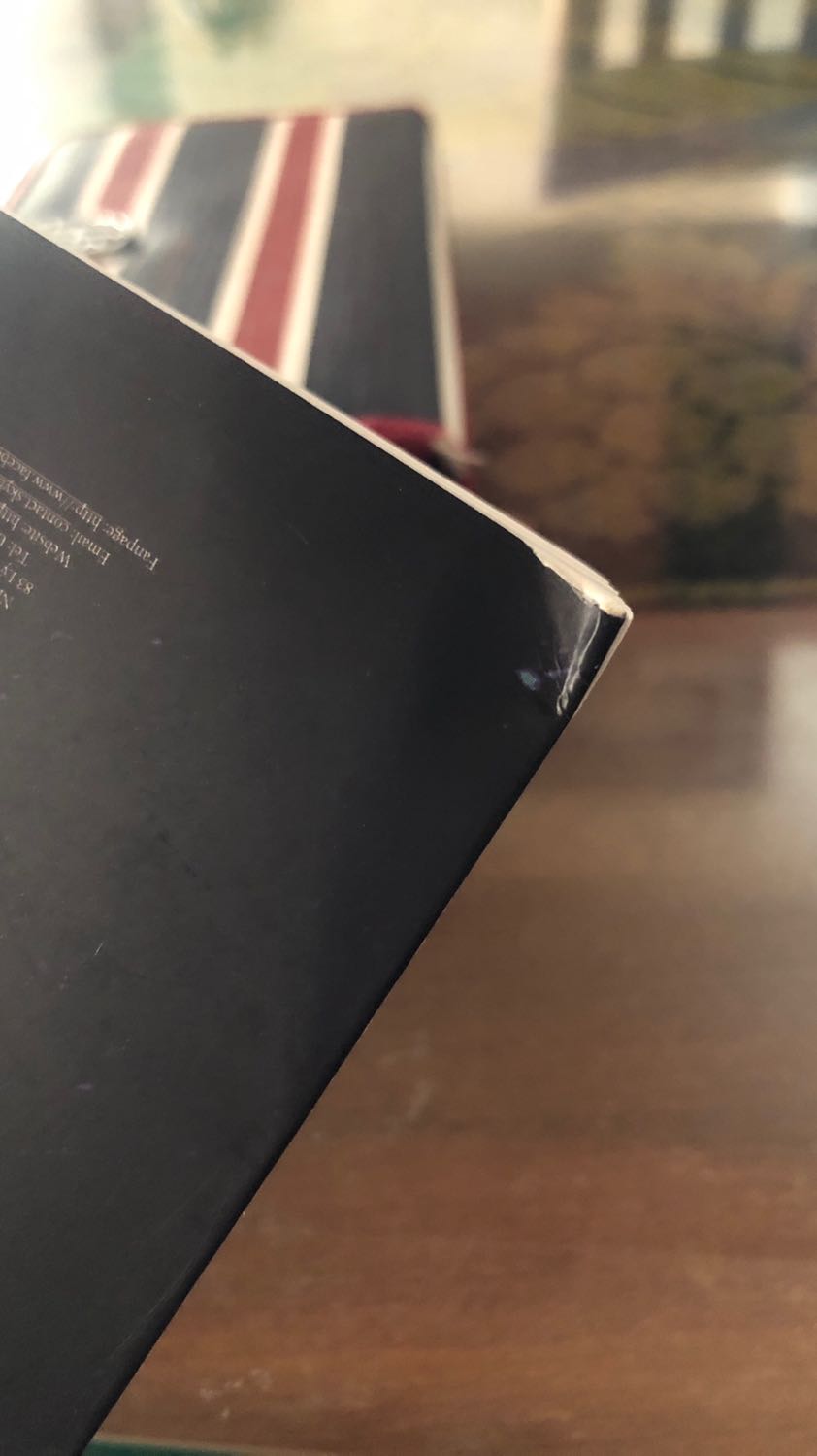 với mức giá này nhưng nhận lại chất lượng bìa kém, quăn góc, bong lớp bìa như hình