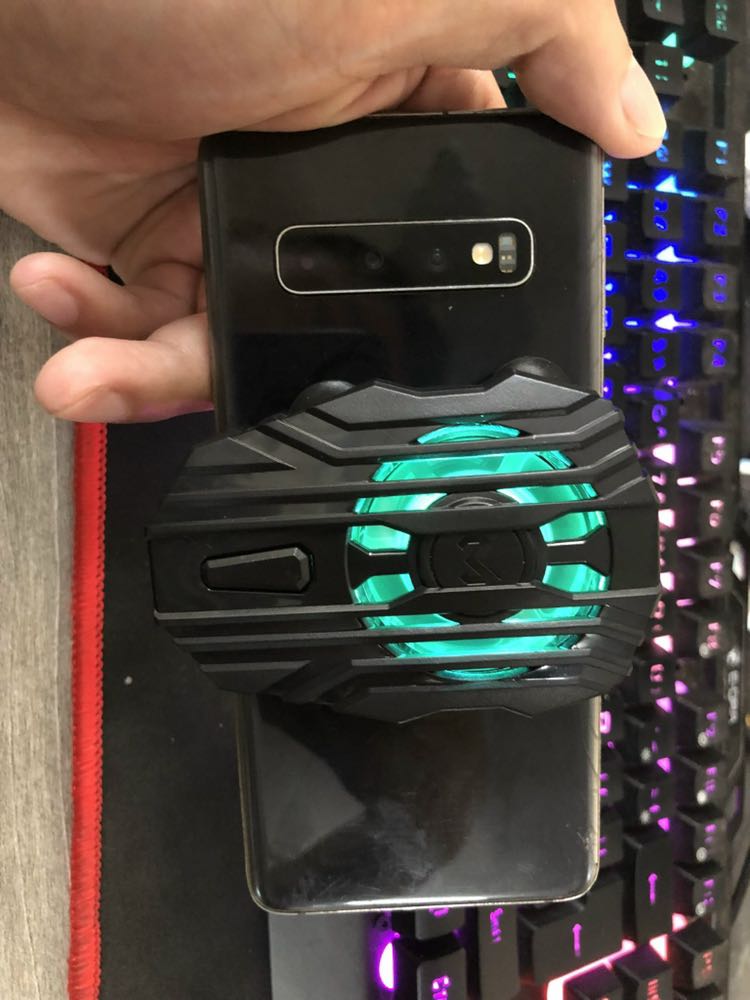 quạt tản nhiệt FL01 rất ok nha mọi người, chơi liên quân xong mình dùng app CPU-Z đo chỉ ở mức 34 độ thôi, điện thoại mát lắm, con này dùng pin sạc nên ko lo tốn pin của điện thoại, miếng hút chắc chắn, lại có đèn flash nhấp nháy xanh đỏ cũng khá bắt mắt. Hàng chính hãng memo