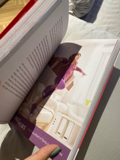 Sách mới cứng nhưng k có seal nên bìa hơi bẩn. Tuy nhiên, giá so với chất lượng giấy, bìa thì rẻ. Sách có màu, giấy cứng sờ rất thích. Đặt ship thường mà sáng hôm sau có hàng luôn.