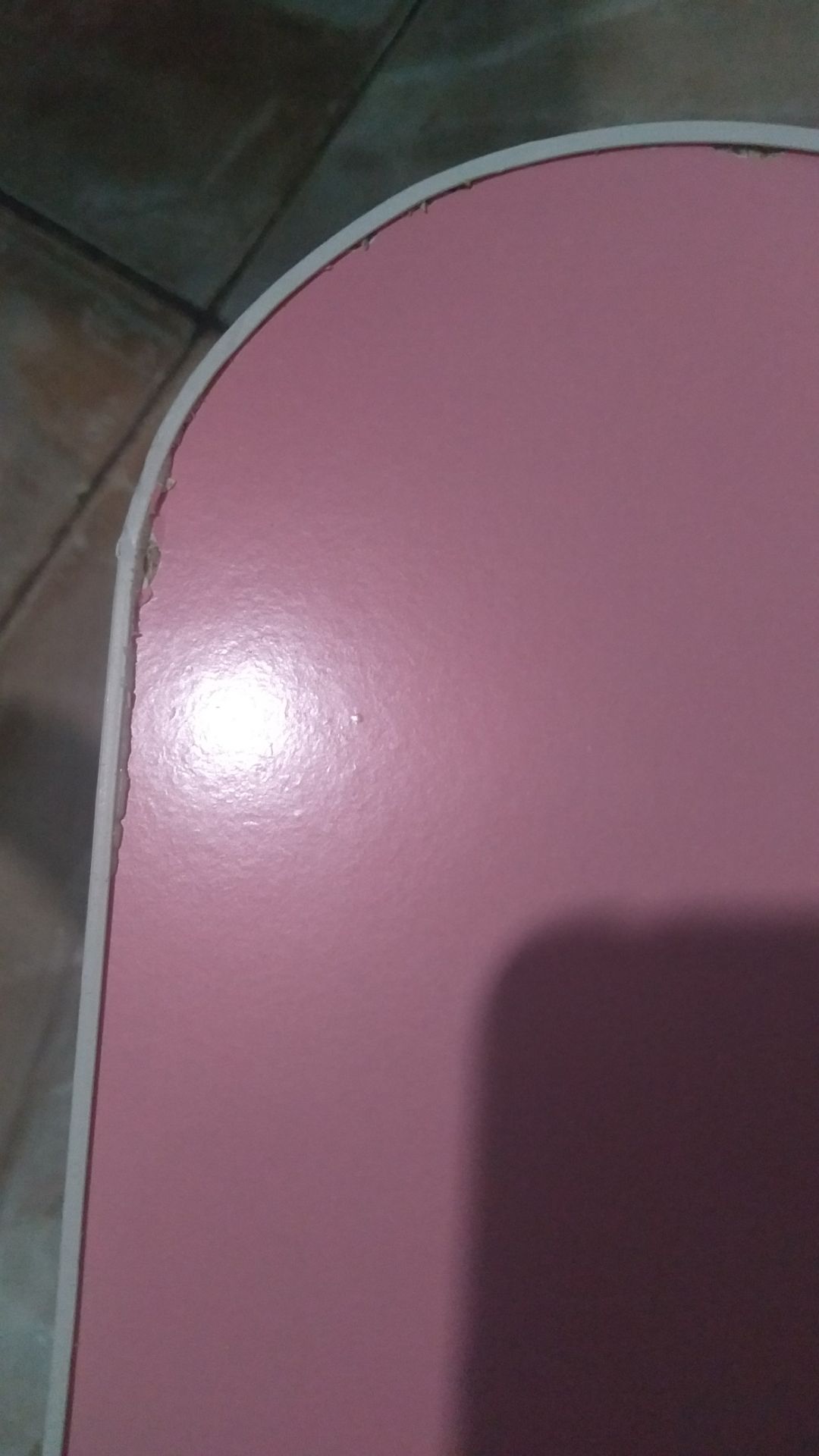 Đóng gói cẩn thận  và giao hàng đúng hạn,  bàn bong tróc như hình và chỗ để iPad rời hẳn ra khỏi bàn, không được dính liền Đóng gói cẩn thận  và giao hàng đúng hạn,  bàn bong tróc như hình và chỗ để iPad rời hẳn ra khỏi bàn, không được dính liền