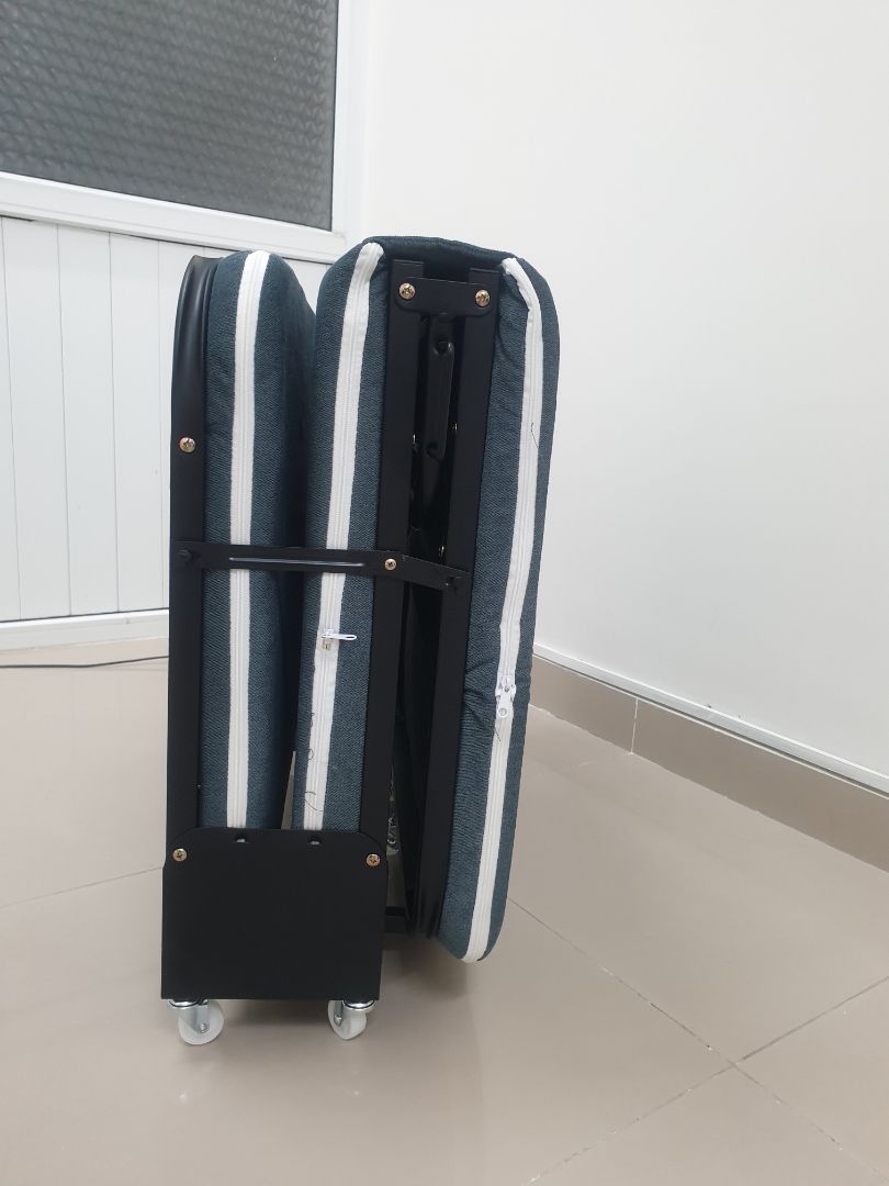 giường chắc chắn, thuận tiện di chuyển, gầm hơi thấp nhưng chấp nhận được