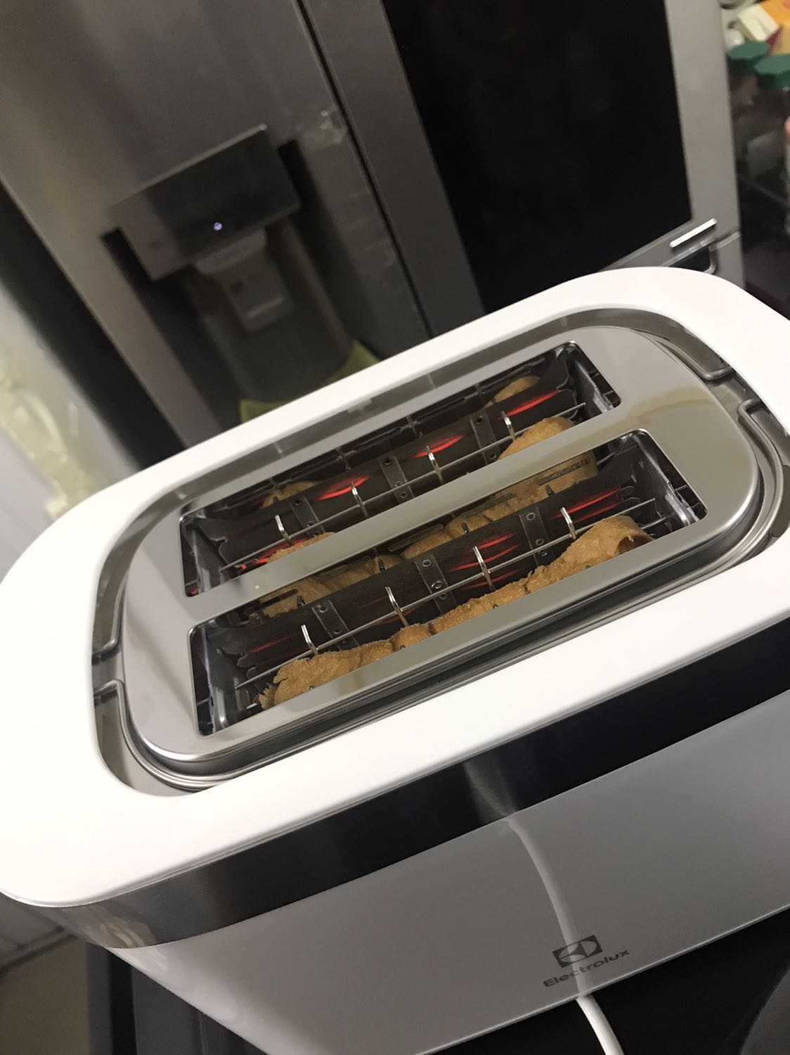 Máy đẹp. Đóng gói kỹ. Thử nướng bánh ngay sau khi mở hộp.. lần đầu tiên máy hoạt động tốt. Nướng bánh nhanh.