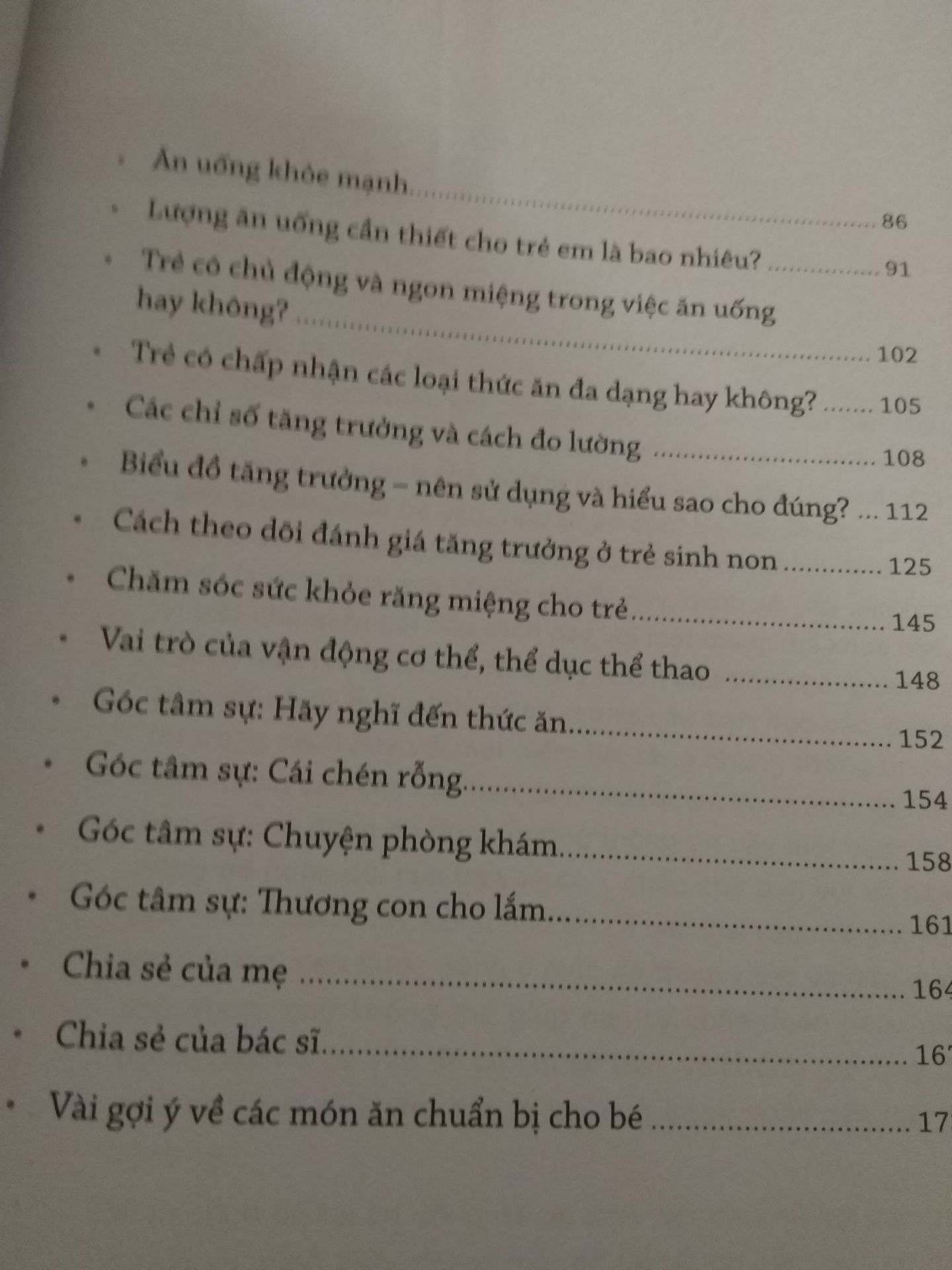 Sách viết về vấn đề ăn uống của trẻ. Mình rất thích giọng văn và cách dùng từ của bác sĩ Huyên Thảo. Mình có theo dõi trang *** của bác nên khi thấy ra sách mình mua ngay.