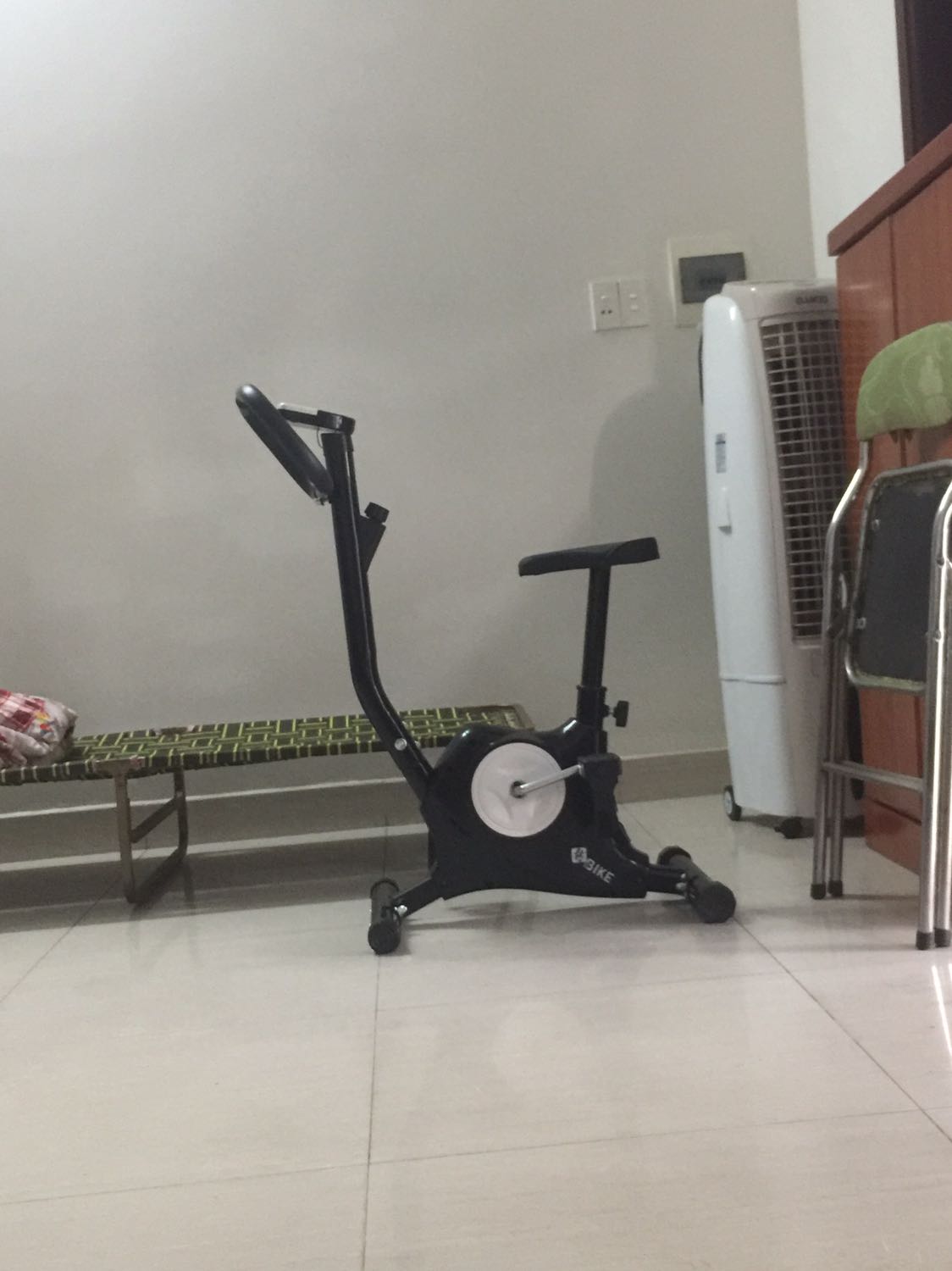 Nói chung là so với mức giá này là ok quá rồi. Xe đạp cũng khá ổn tuy là không được mượt cho lắm. Nhưng dù sao có để đạp thể dục trong nhà những khi không ra ngoài được như trời mưa gió, lạnh hay trời nắng quá Nói chung là so với mức giá này là ok quá rồi. Xe đạp cũng khá ổn tuy là không được mượt cho lắm. Nhưng dù sao có để đạp thể dục trong nhà những khi không ra ngoài được như trời mưa gió, lạnh hay trời nắng quá