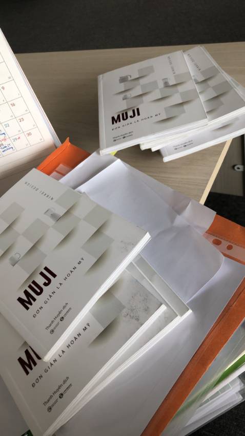 Sách cực kì dơ, bám bụi, vết trầy xước rất nhiều. Mình phải lau lại nhưng nhìn vẫn cũ kỹ thế nào mình không hiểu luôn. Mình mua sách các nơi đều có bọc kính lại để bảo quản sách hết. Lần này mình mua 20 cuốn, Tiki chia 4 đơn, mình vừa nhận đơn 13 cuốn mà thiệt không muốn nhận mấy đơn còn lại luôn đó.