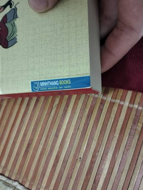 Sách bị một số lỗi nhỏ như nhoè mực, góc sách hơi ấy nhưng nội dung thật sự chất lượng, mong shop về sau có thể thêm lớp chống sốc dày hơn