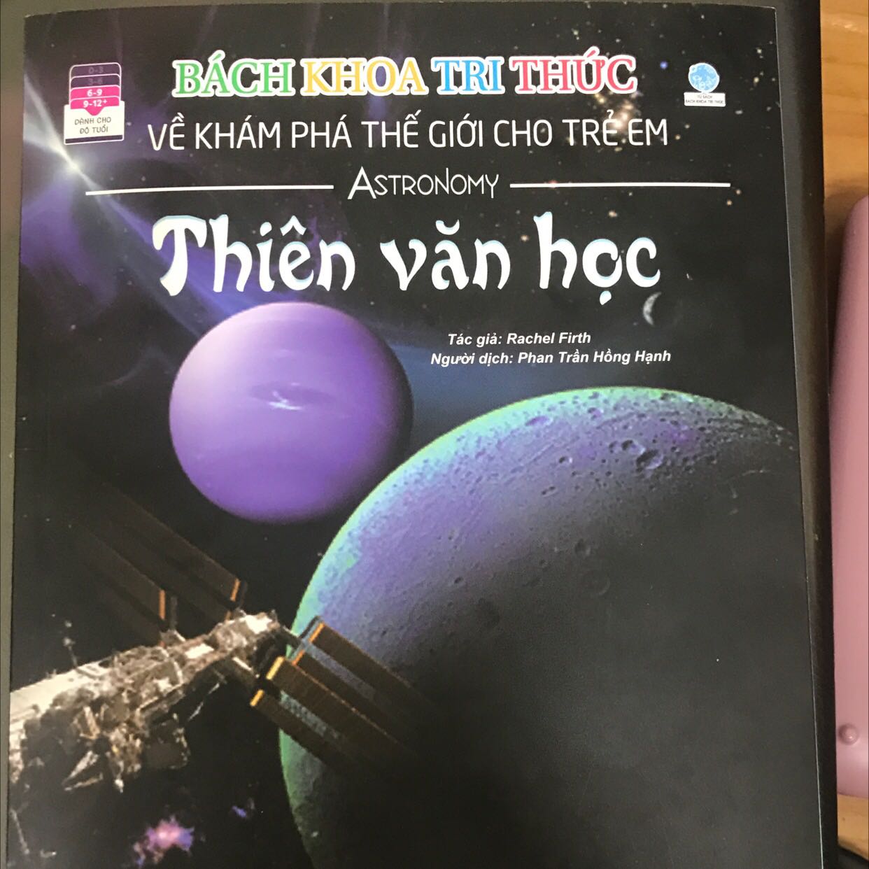 Ảnh minh hoạ rất đẹp, kiến thức đọc dễ hiểu. Mình mua cho em đang học lớp 5 mà bé thích quá trời