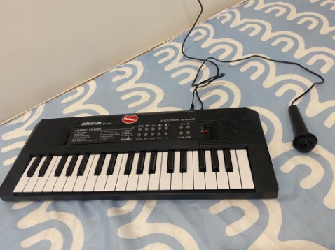 Chất lượng sản phẩm tã rất tốt, mềm mại cho da bé. Nhưng quà tặng kèm (đàn organ 37 phím) thì bị hư, bé không chơi được :(