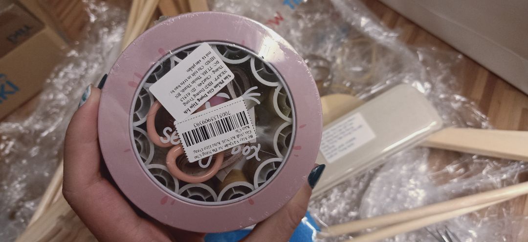 Đúng như hình. Tuy nhiên, có hơi bị móp và trầy sơn 1 chút