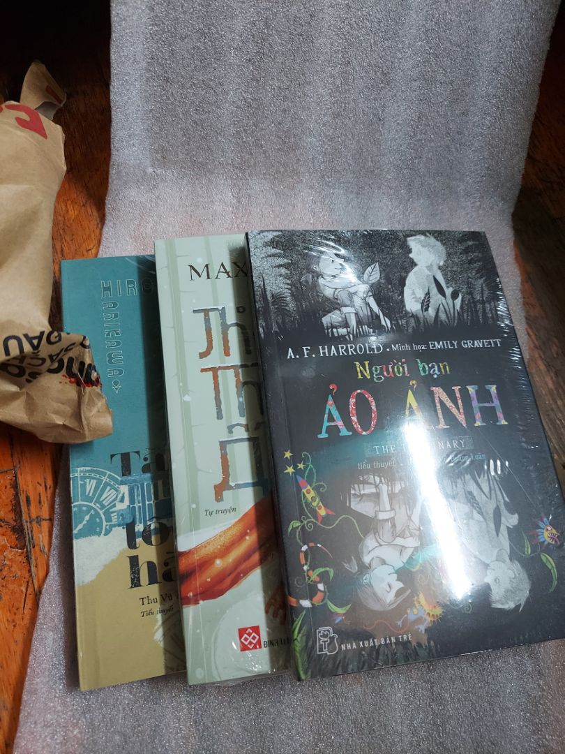 Giao hàng nhanh chóng; đóng gói sách đẹp, cẩn thận, kĩ càng; sách được bọc màng co; đầy đủ.