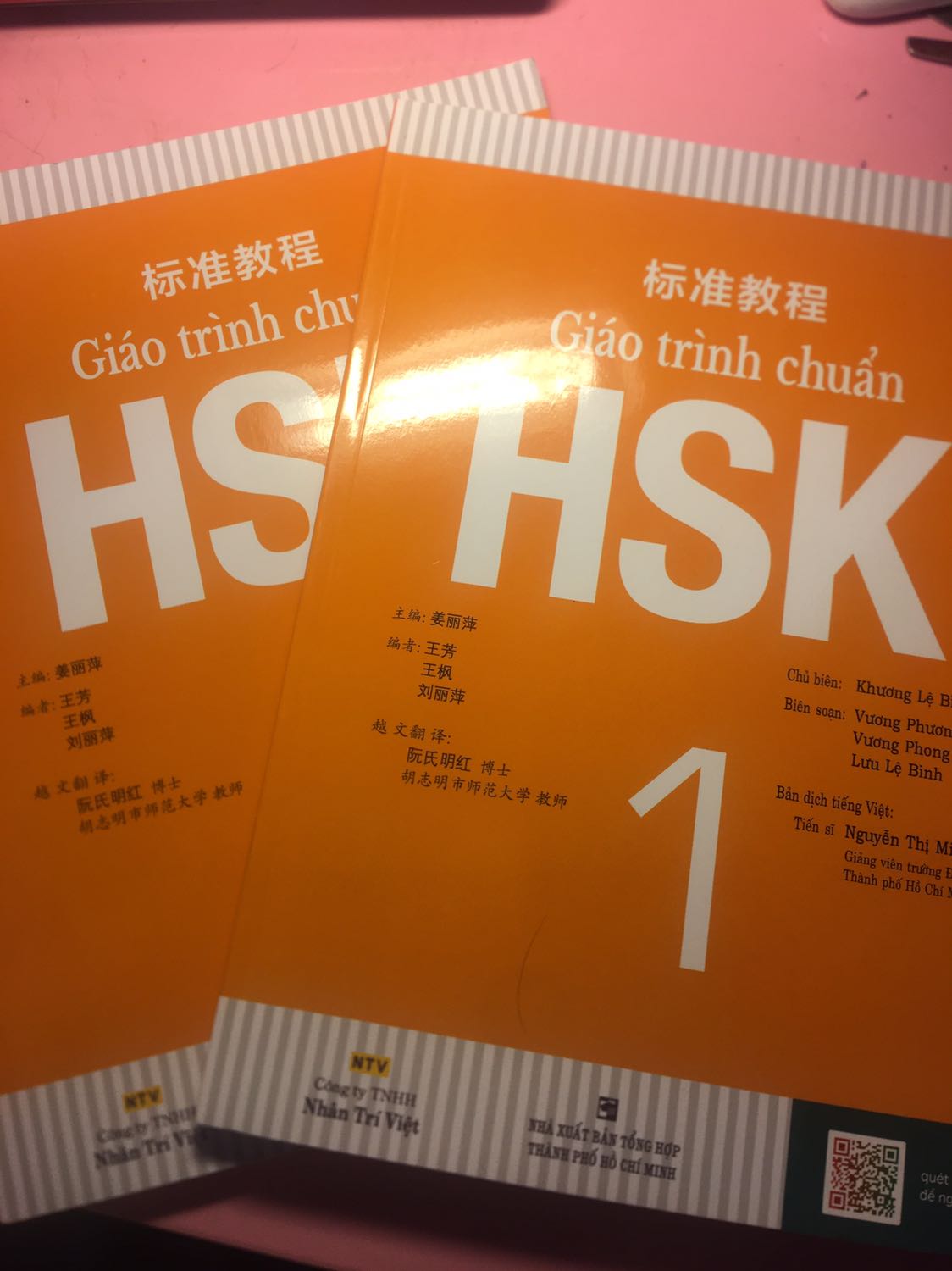 Giao đủ sản phẩm, sách chuẩn, tuy nhiên shop đóng gói hơi xơ sài, chỉ đựng sách vào trong hộp mà ko hề có túi chống sốc dẫn đến sản phẩm bị rách gáy nhẹ và quăn mép. Mình rất ko mong sách của mình bị như vậy 😢 mong shop khắc phục tình trạng này!