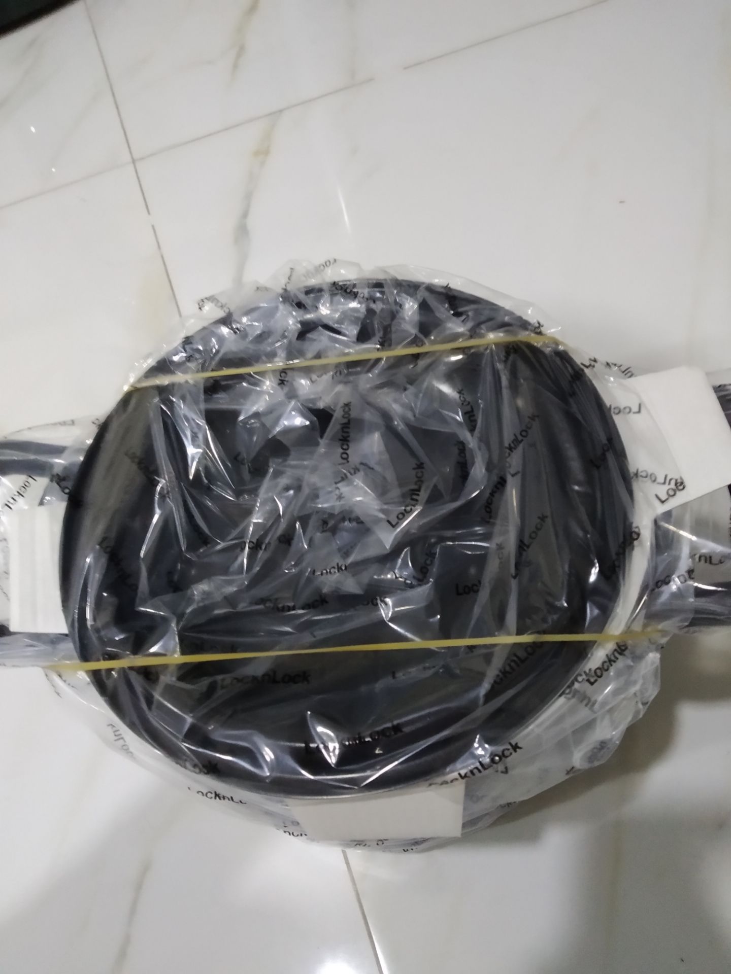 hàng giao rất nhanh, hàng còn nguyên hộp,đóng gói rất cẩn thận, nồi màu rất đẹp ưng ý