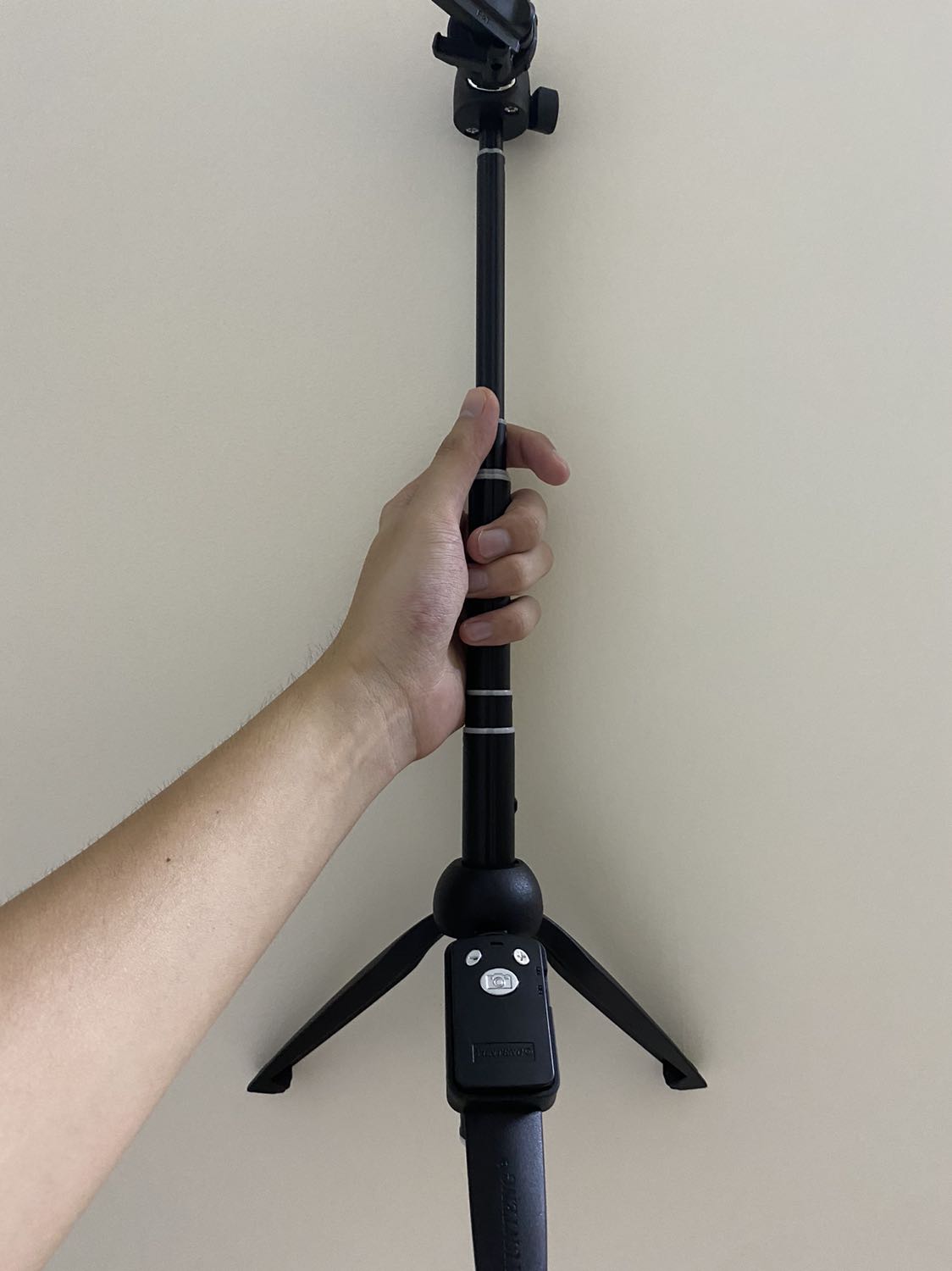 Hàng tốt, giá cầm chắc chắn thích hợp cho các bạn quay vlog khi di chuyển. Chân đế khá cứng tuy nhiên nếu điện thoại nặng quá sẽ dễ đổ. Khay để đt khá linh hoạt vừa cả ip11, có hẳn bluetooh để kết nối. Các mối nối khá linh hoạt và cứng cáp có thể để đt ngang và đứng khi quay