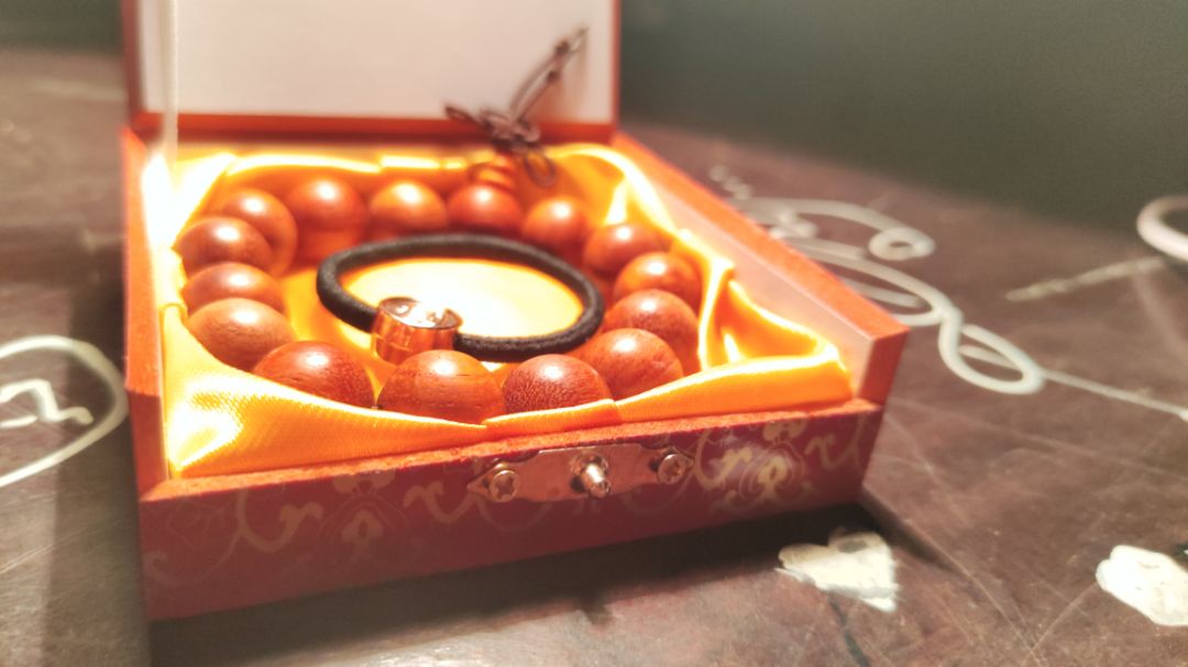 tưởng đc thêm vòg chỉ đỏ hoá ra cho tạm cái dây chun buộc tóc màu đen. Nhưng vòg gỗ cũg đc, màu ság hơn hình ảnh, kích cỡ dây rộg nên mình phải tháo bớt hạt, xỏ mãi mới vào nhờ có ság tạo đấy @@