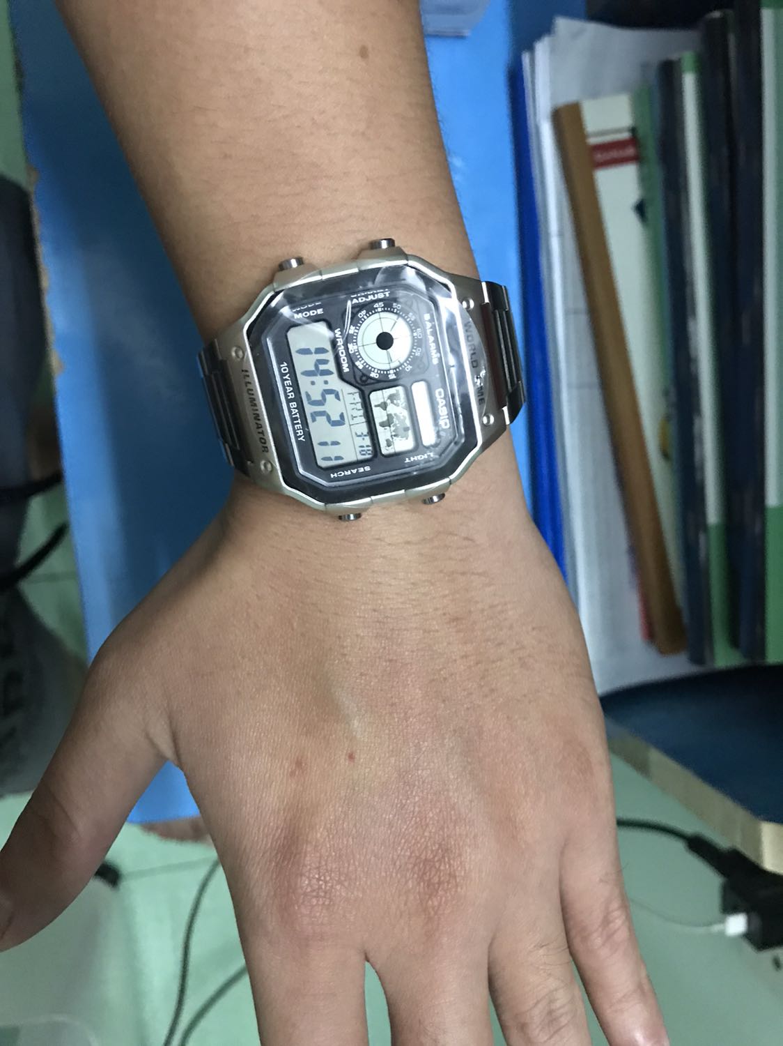 Hàng chính hãng. Tiki giao hàng rất nhanh, shop gói hàng khá kỹ, bên trong hộp có sách hướng dẫn sử dụng của Casio và phiếu bảo hành. Đồng hồ đeo rất nhẹ tay làm mình khá bất ngờ.