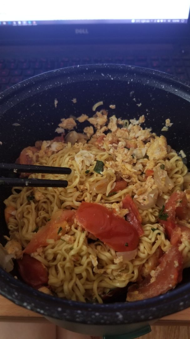 Nồi nhỏ xinh và khá tiện dụng. 
Mình dùng để nấu canh, xào, rán trứng, hấp bánh thậm chí nấu cơm đều rất ok. 

Nhược điểm là vỏ bằng nhựa và lõi bằng chất liệu gì mk ko rõ nhưng khá bám dầu nên rửa sẽ hơi khó khăn hơn các chất liệu khác. Được cái là không nóng và nhẹ. Ngoài ra thì  nắp đậy bảo là thiết kế để đặt điện thoại xem giải trí lúc nấu nhưng mk nghĩ ko ai làm thế cả, ngược lại lại hơi khó cầm, riết vài bữa quen hơn thì đỡ nhưng vẫn là một điểm trừ.

Nói chung nếu nhu cầu sử dụng chỉ 1-2 người và ăn uống đơn giản thì nên mua nha.