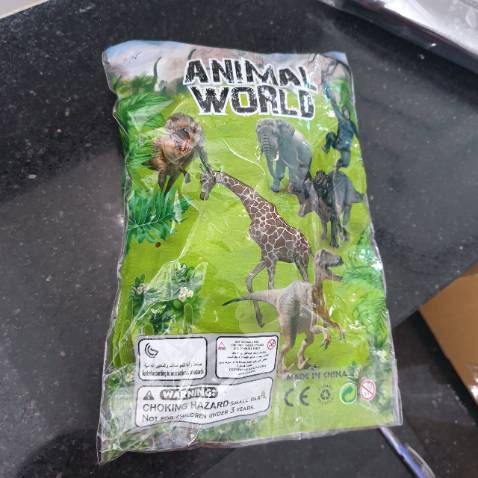 Hàng đẹp và giống hệt mô tả à nha. Mình mua cùng lúc mấy bộ đồ chơi của shop New4all, bé nhà mình thích chơi bộ này nhất. Kích thước trung bình thôi, không to đâu, màu sắc và kiểu dáng cũng đa dạng, nhìn cái là thích rồi.
Nhựa đặc, dẻo có vẻ chắc chắn, có 1 khủng long bay là ko đứng được . Với giá thành này thì mình thấy rất hài lòng rồi!