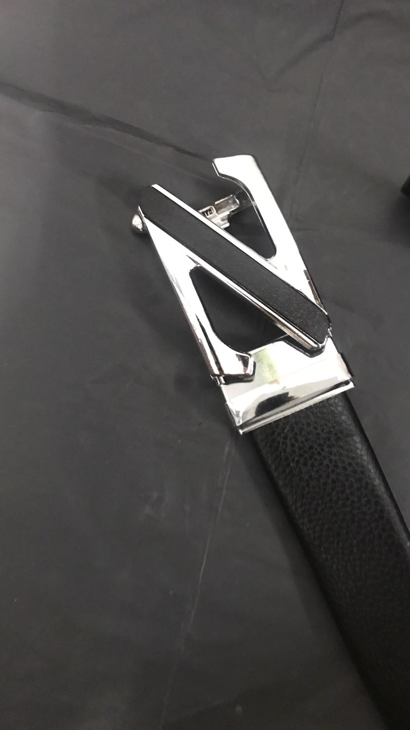 Mặt thắt lưng nhìn rất đơn giản nhưng nhận thì rất đẹp. Mặt rất thời trang, dễ phối đồ. Dây da rất dài và mềm. Mình phải cắt đi một đoạn đeo cho vừa. Dây may cũng khá là tỉ mỉ. Khoá tự động khỏi lo về việc bấm lỗ. Sản phẩm ok. Cảm ơn shop.